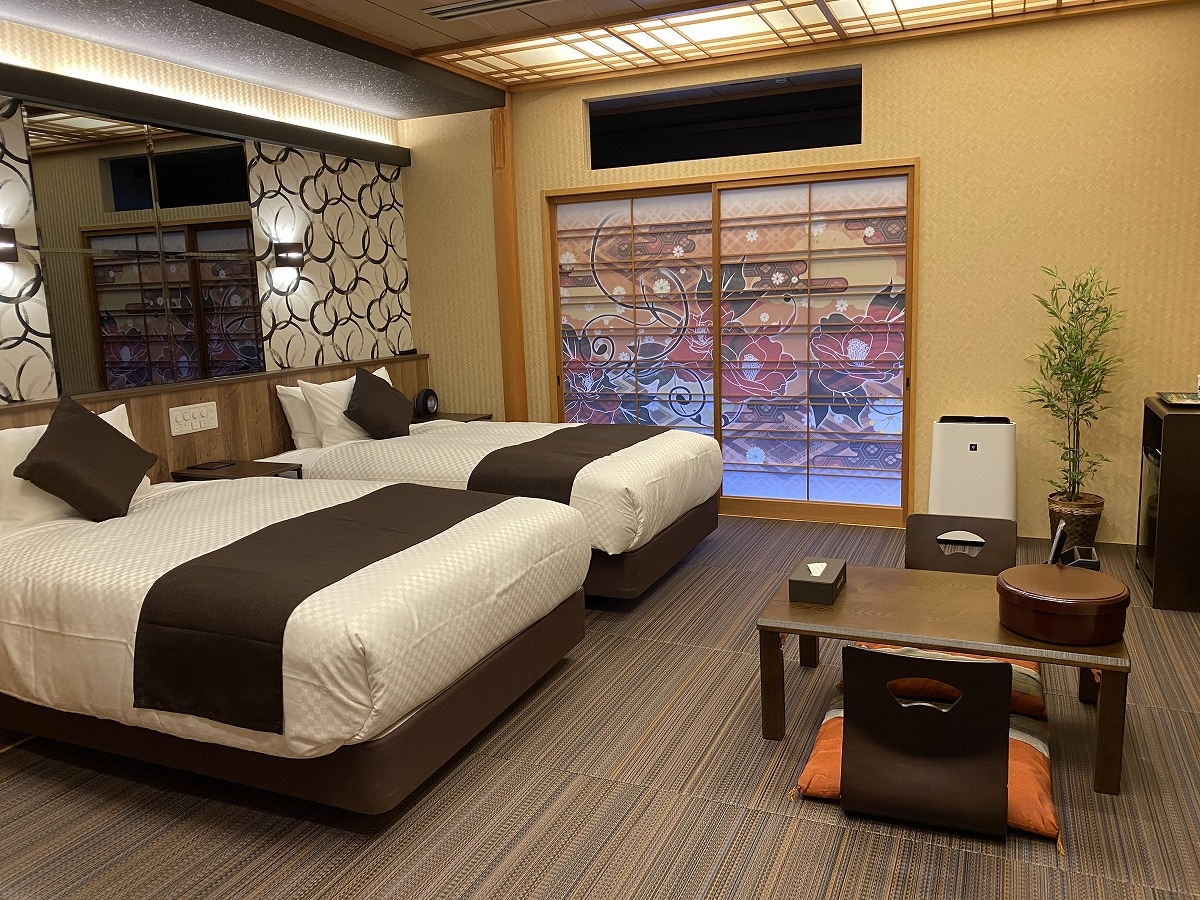 Keindahan Jepang: Kamar tamu dengan pemandian cemara terbuka, 31 meter persegi