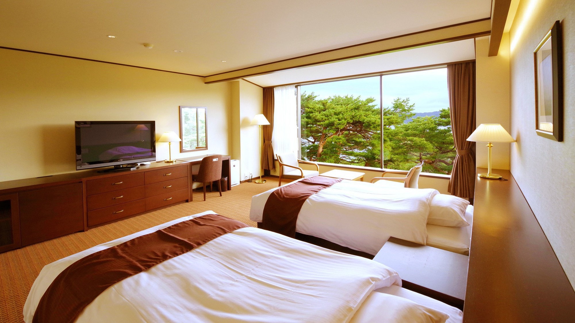 A room overlooking the sunshine and the swaying red pine in the wind_Western room on the pine forest side