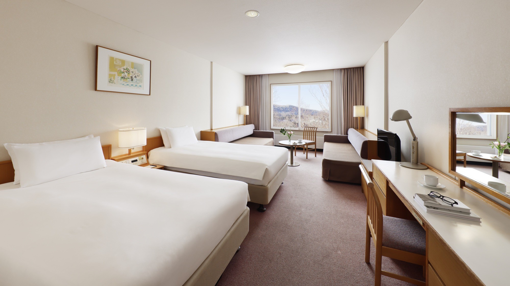 [Main building family room] With two beds and two sofa beds, you can have a fun stay with everyone.
