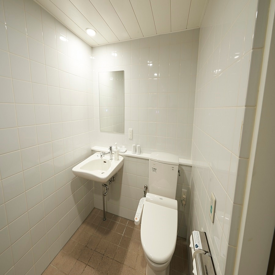 universal twin room bathroom