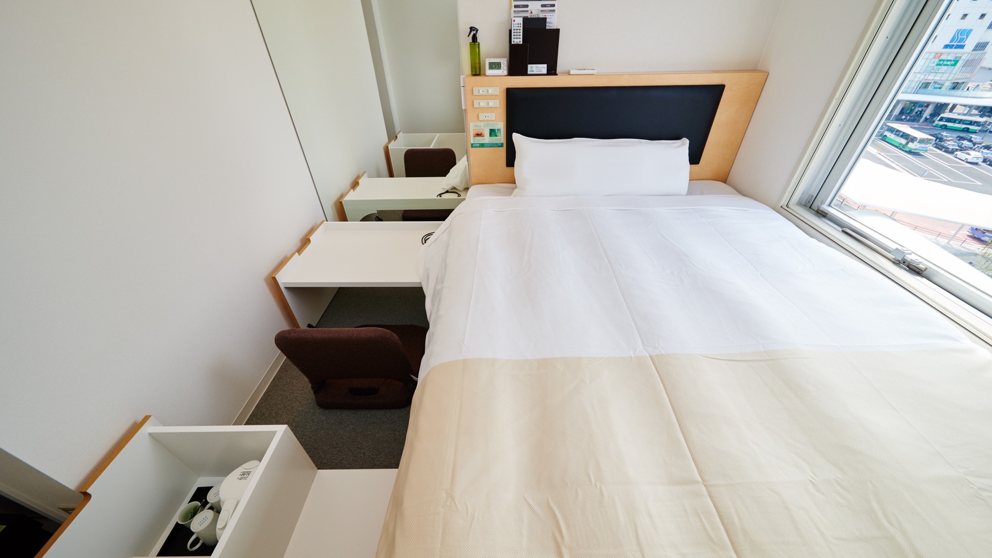 它適合放置在150厘米寬的床下。