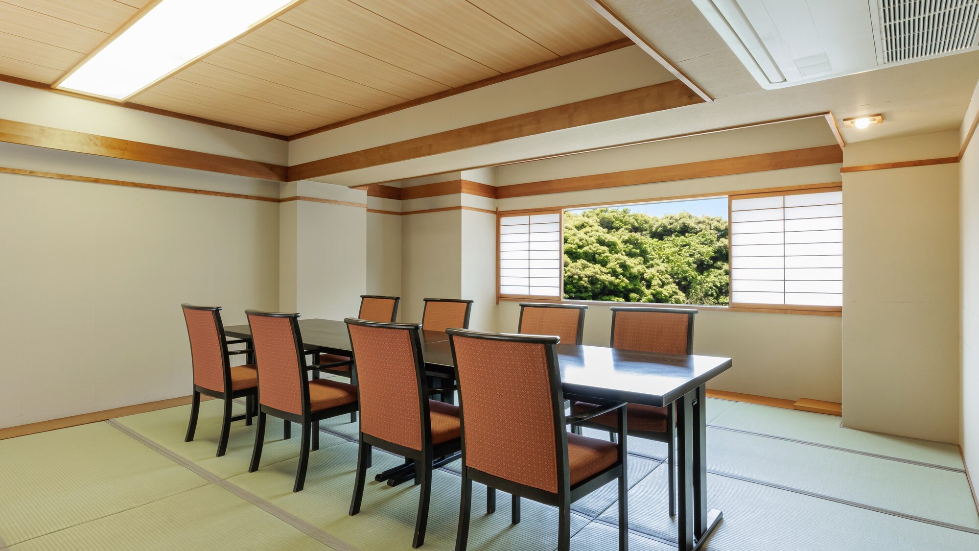 Five private rooms available: Recommended for those who want to dine with their beloved dog in a private space. Leash-free access is allowed in the private rooms.