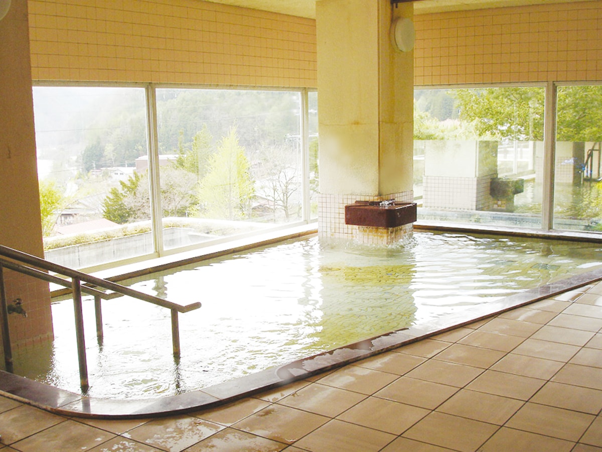 Please enjoy the beauty-enhancing hot spring water. It will warm your heart and soul.
