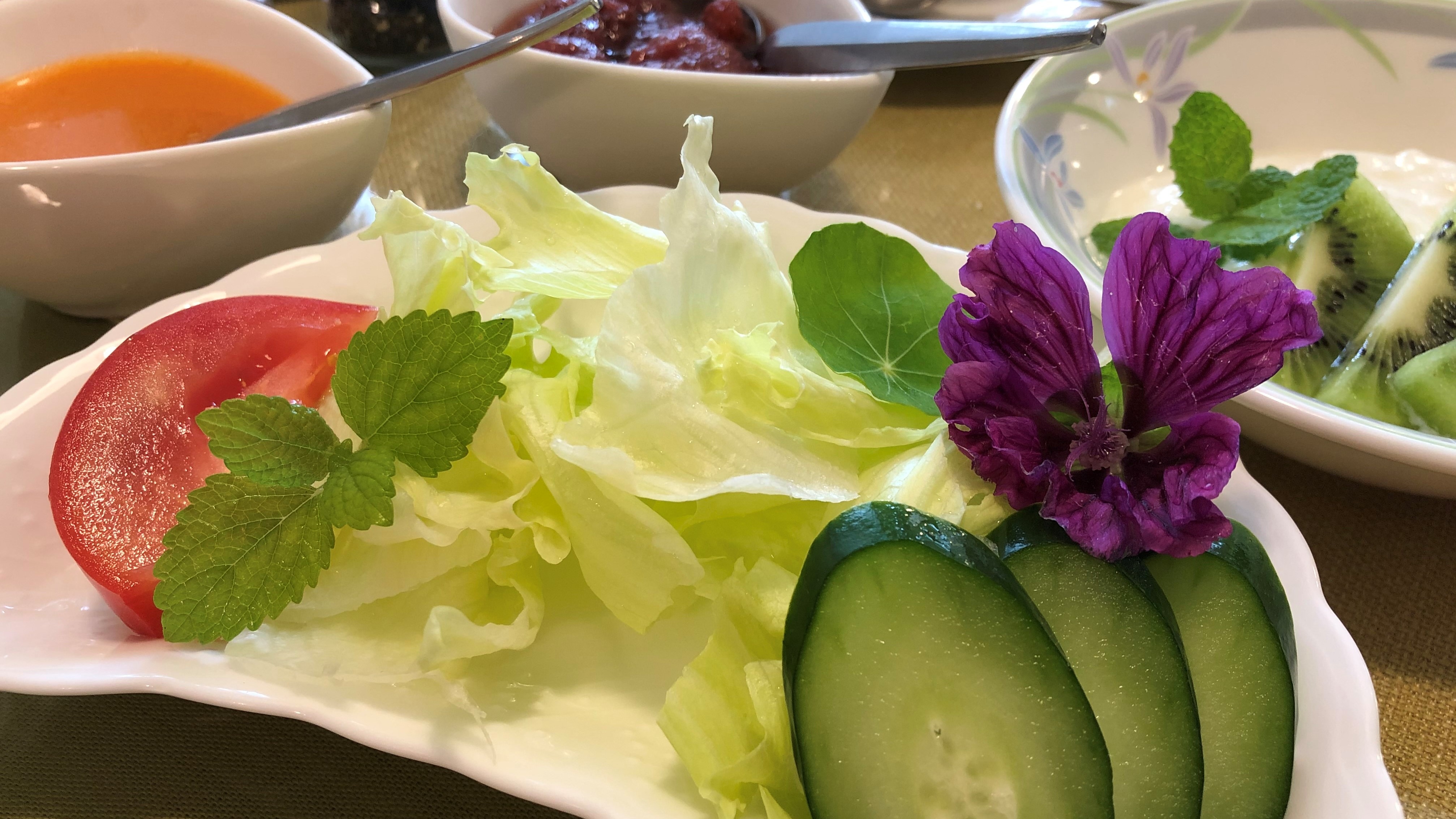 Edible flowers and fresh salad delivered directly from local farmers