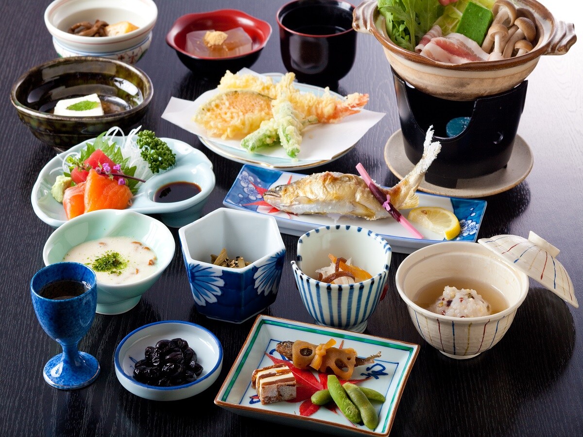 Supper (basic kaiseki) Our basic kaiseki set. Items that make use of the taste of the ingredients are lined up