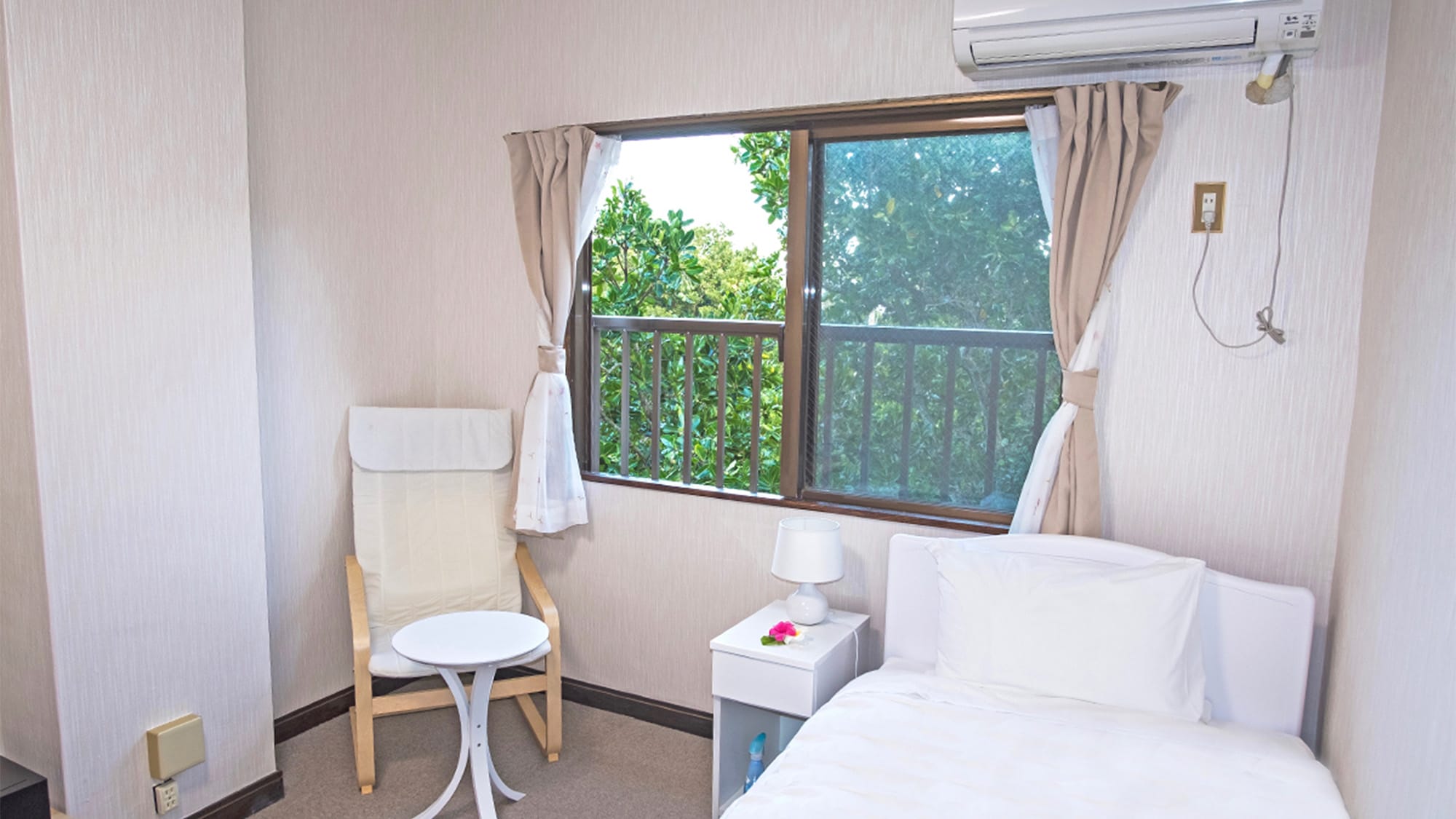 ・Forest Single: A single room where you can enjoy the lush green scenery.