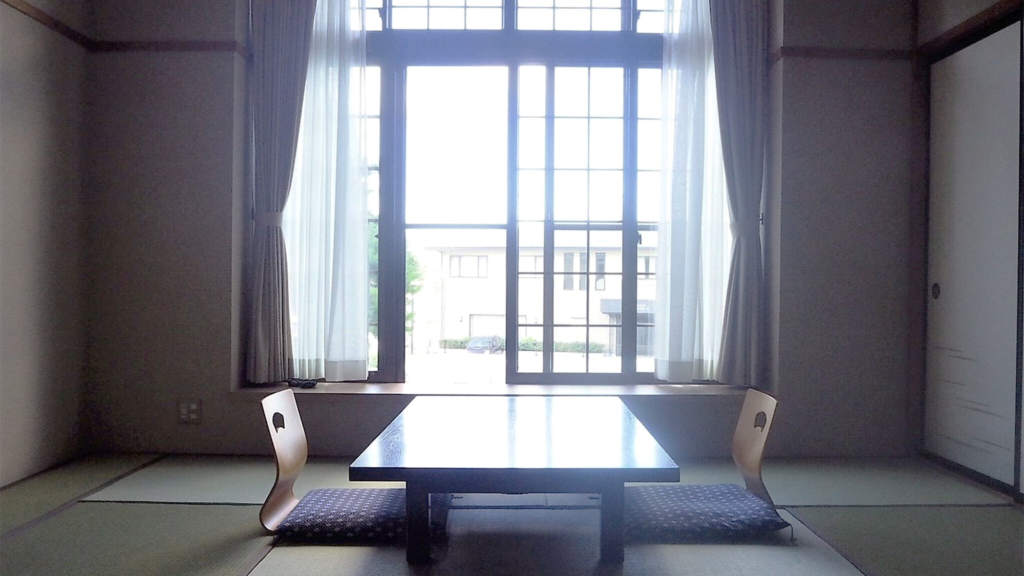 ・ Japanese-style room with 8 tatami mats