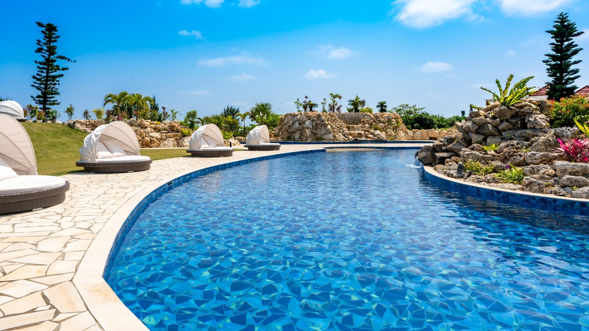[Shigira Garden Pool] Pair of seats lined up by the pool