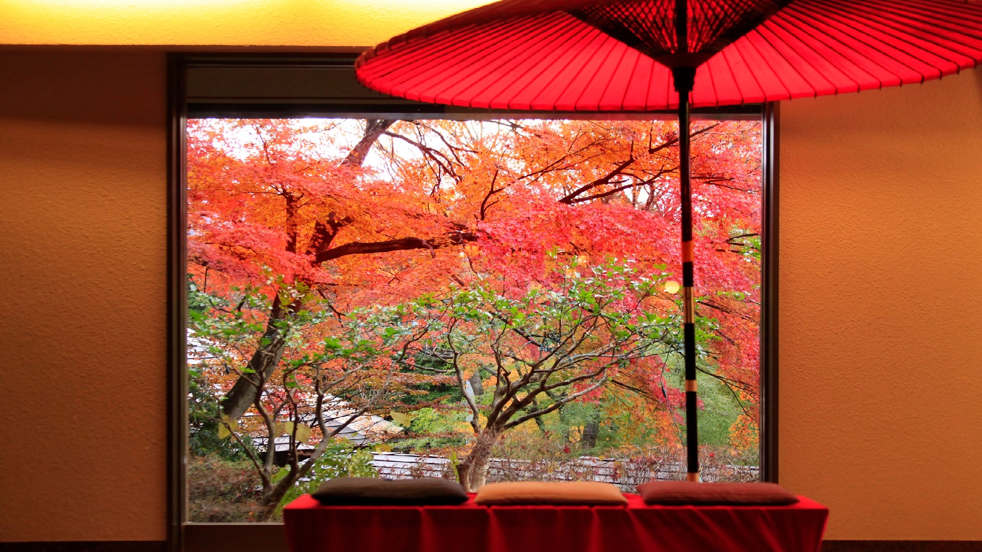 ◆紅葉の和モダンロビー：日本の四季を愉しむ