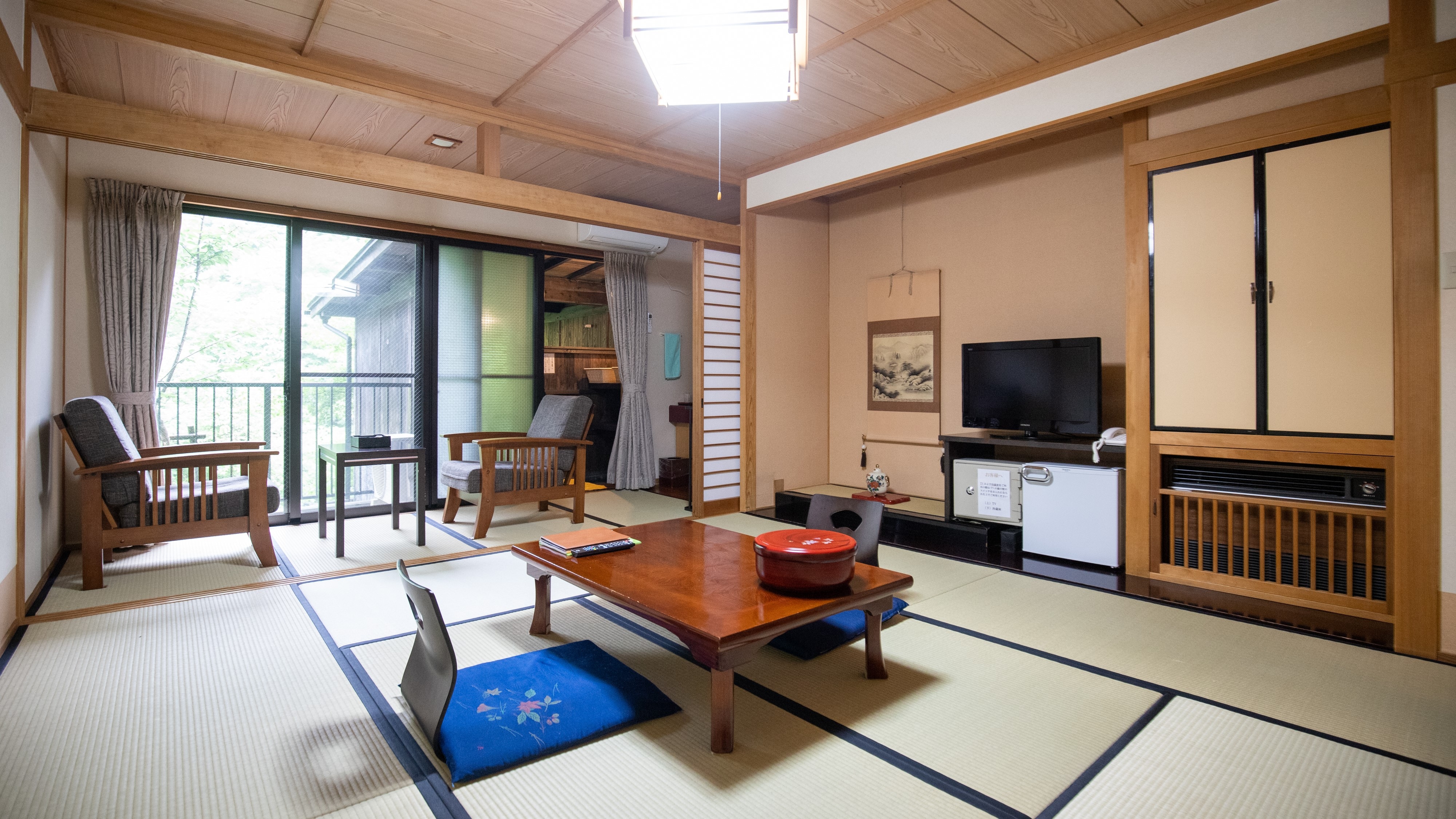 Guest room: Guest room with semi-open-air bath/There is a semi-open-air bath and a washbasin at the back of the room.