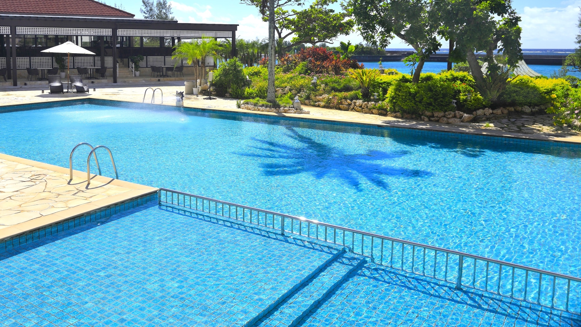 [Garden pool] A pool in the hotel with plenty of tropical mood. The children's area has two water depths.