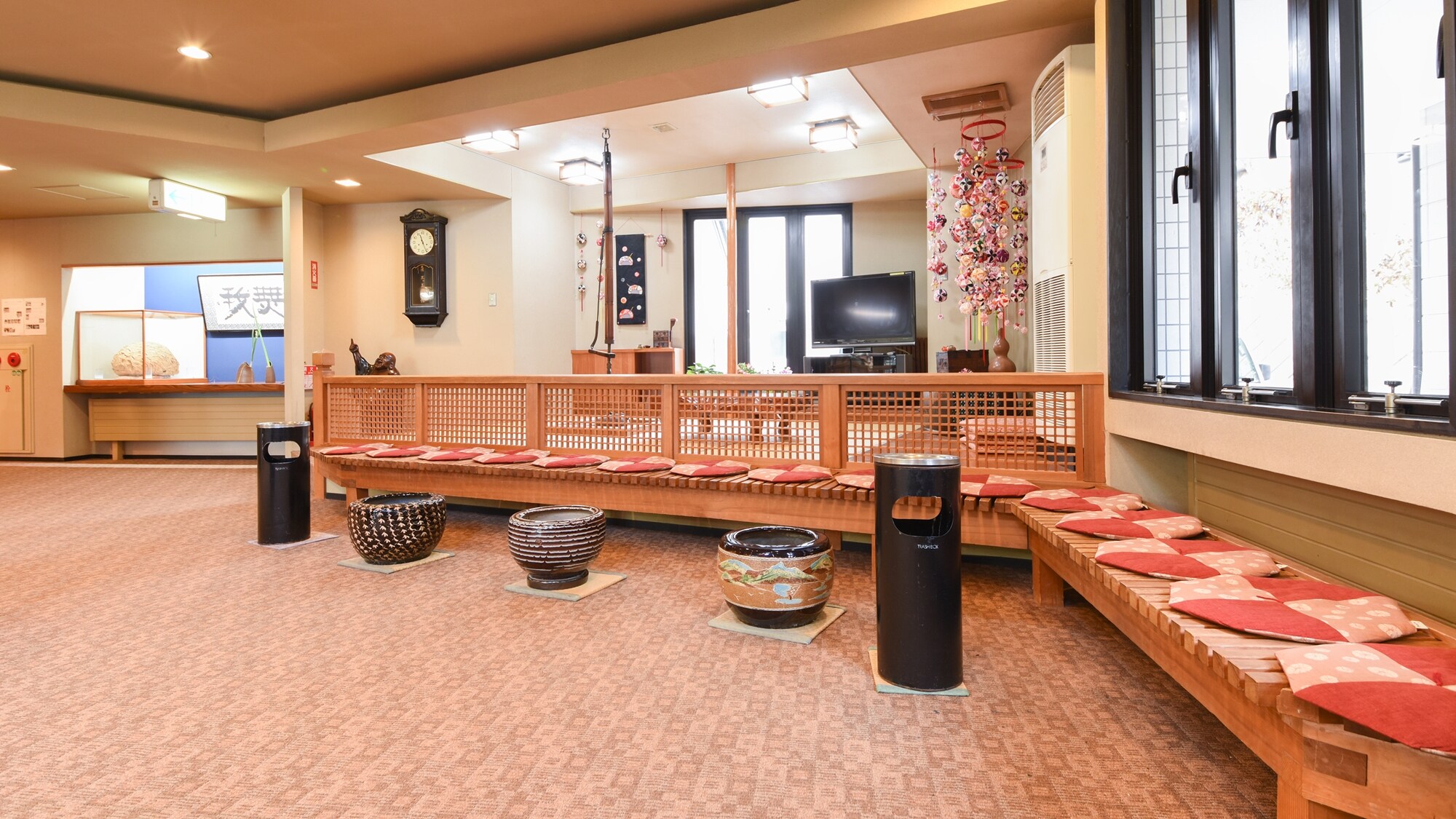 *[Lobby] The lobby is decorated with flower arrangements by the young female proprietress, as well as calligraphy and paintings to add color to the interior.