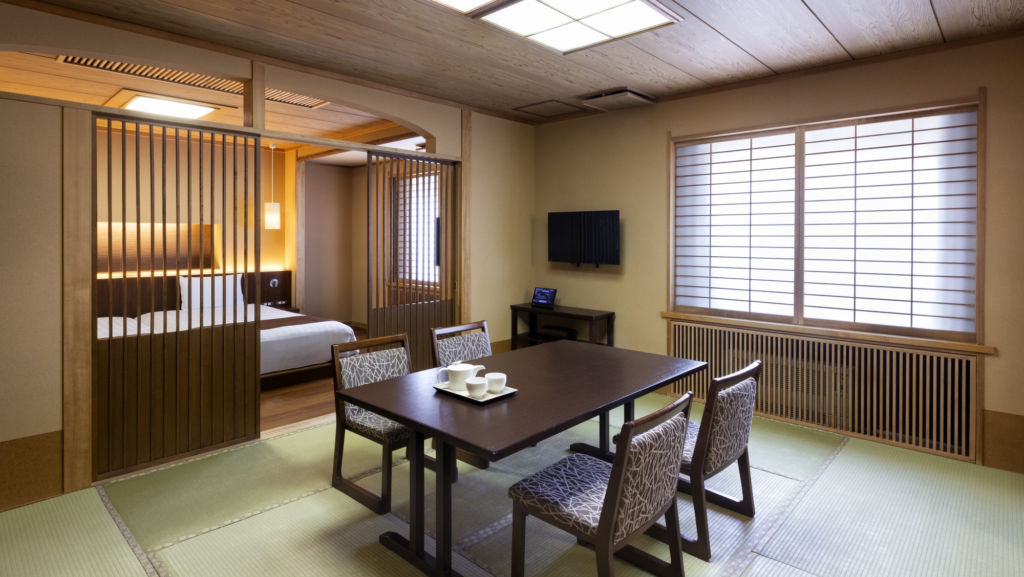 【現代和洋式】客房採用沉穩的色彩和榻榻米，充滿日式氛圍，同時擁有現代風格的內部裝潢