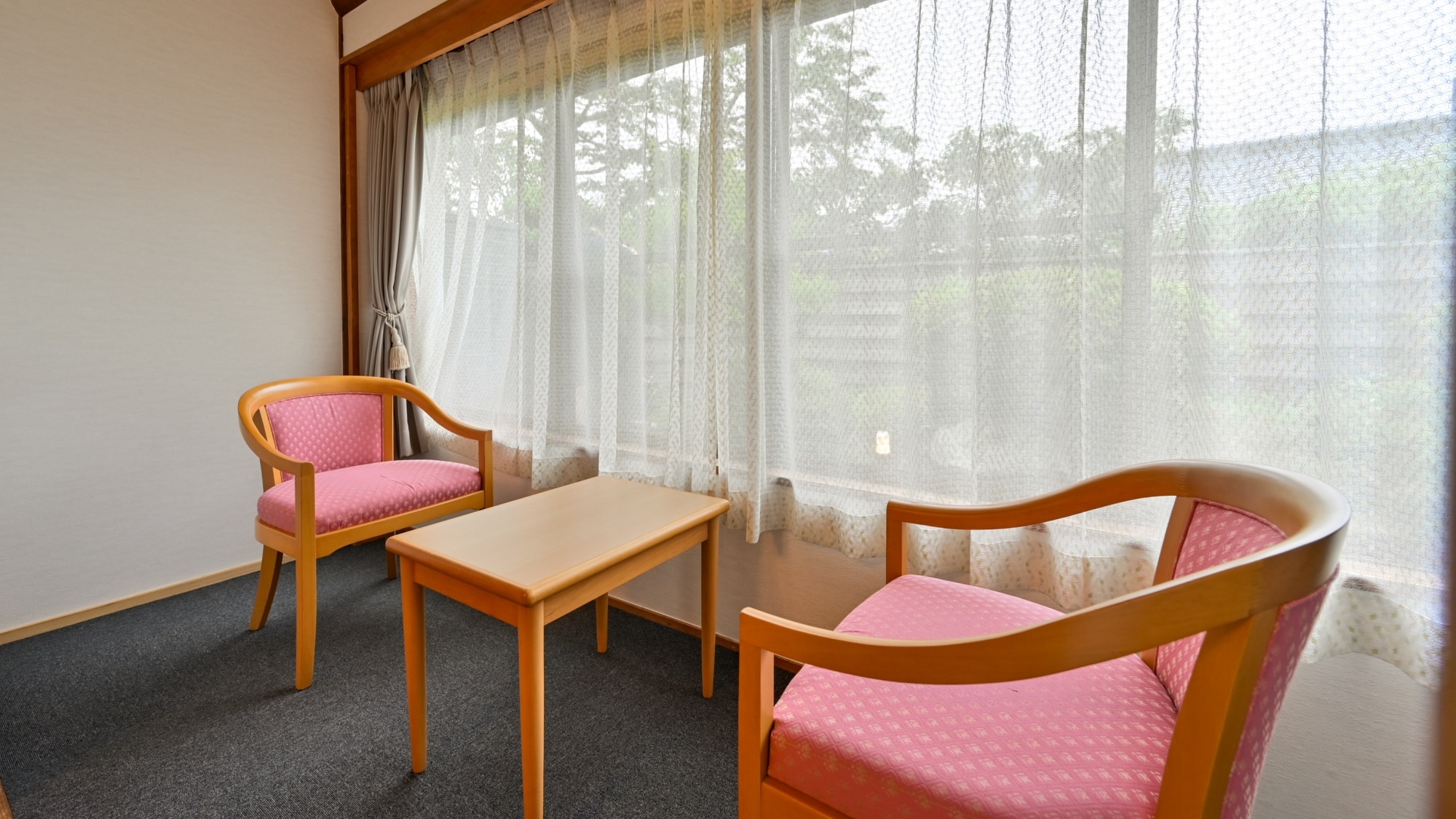 Take (Japanese-Western style room) Japanese garden side