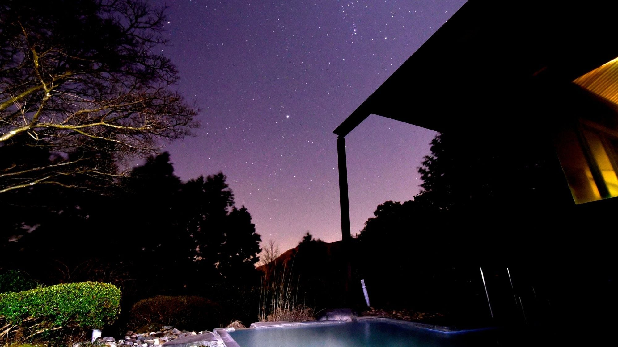 露天浴池的星空