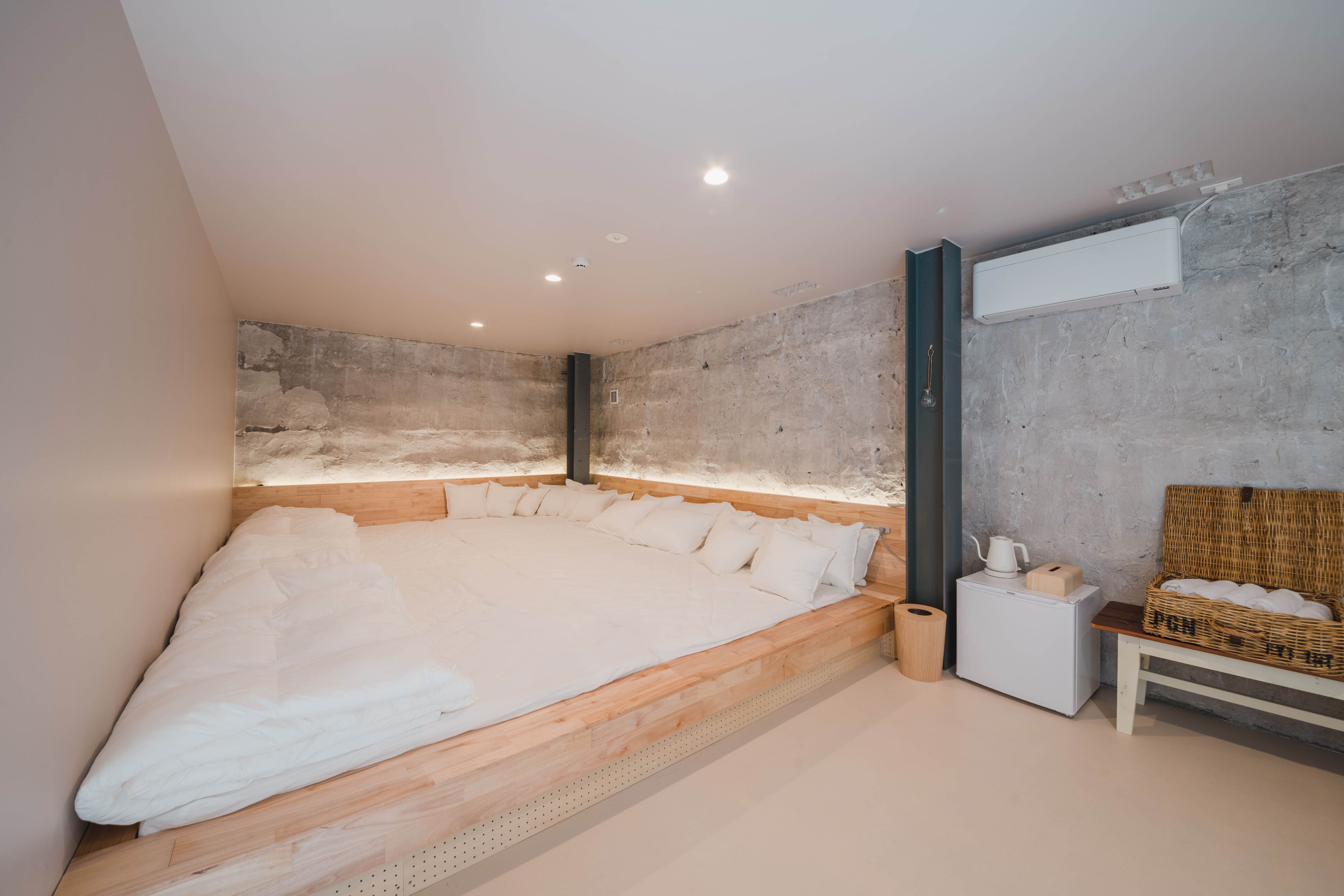 [ROOM 2_2 floor] Western-style room 26.57 square meters ■ Maximum capacity of 6 people