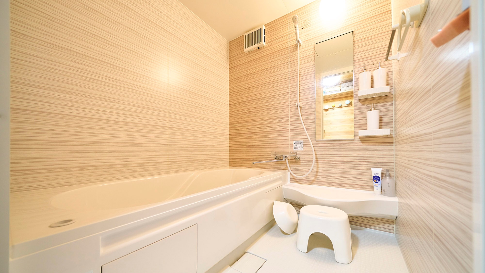 ・[Building B/Bath] Refresh yourself after your trip. The spacious and clean bath is a great way to relax.