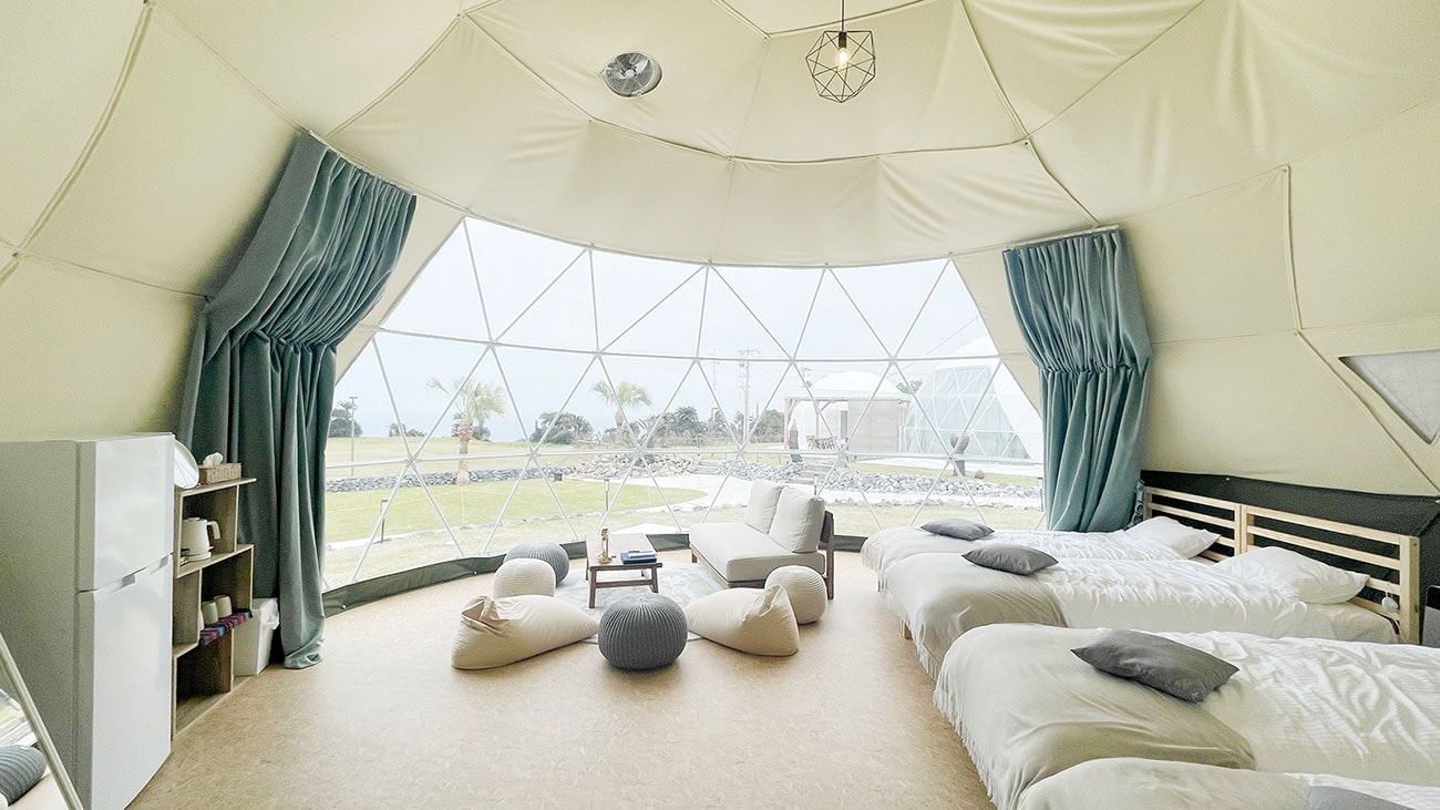 This room is located in the center. There is a grassy area in front of you, so you can run out right away. Perfect for families with children.