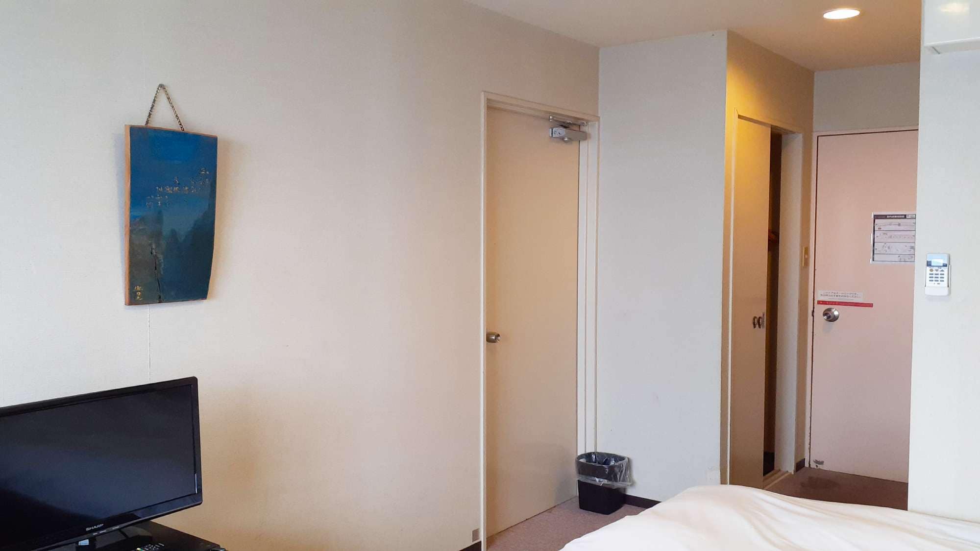 [Ruang penghubung gedung utama] Ruangan dengan dua kamar tidur kembar yang dihubungkan oleh pintu internal.