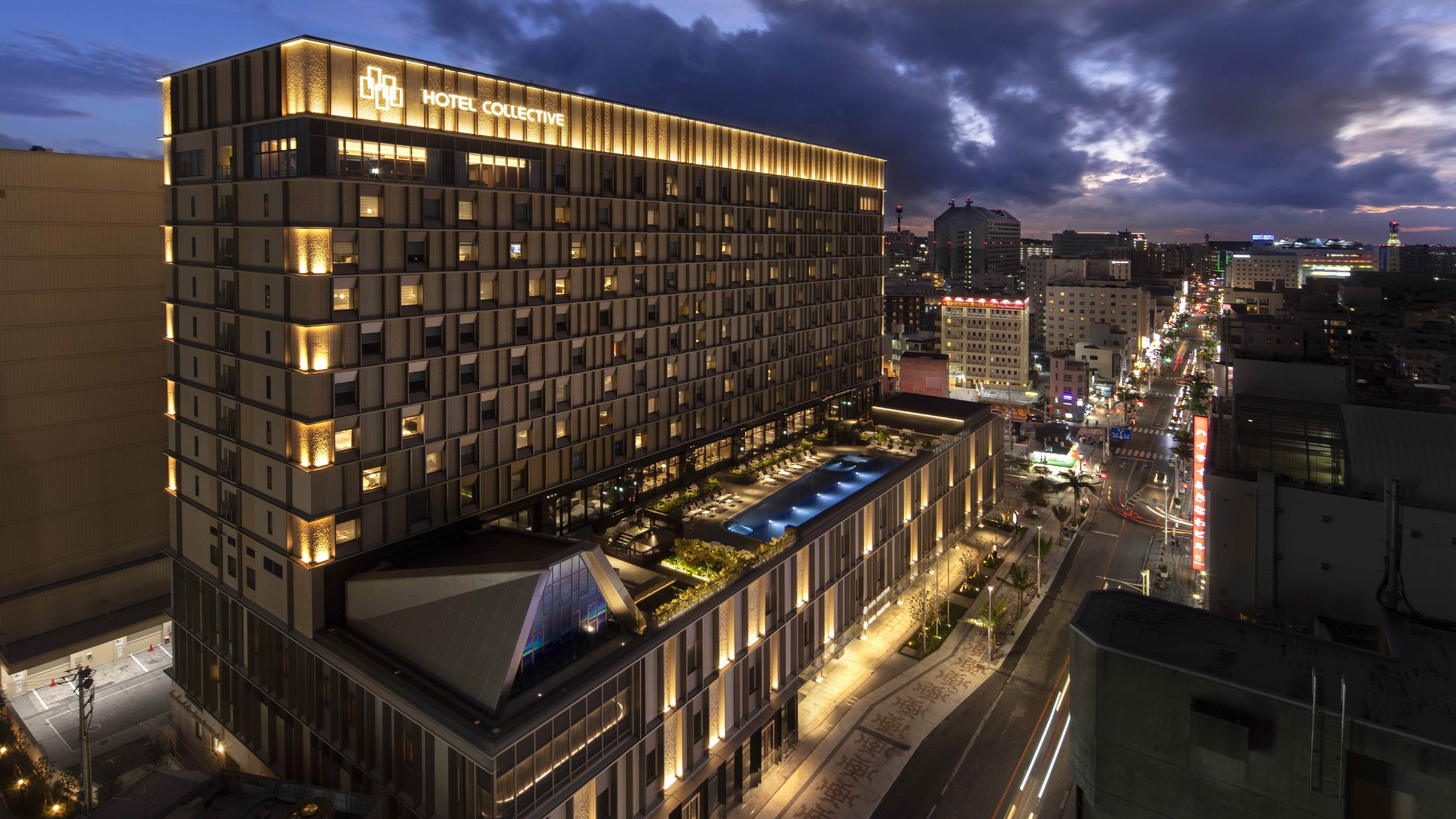 Hotel exterior [night]