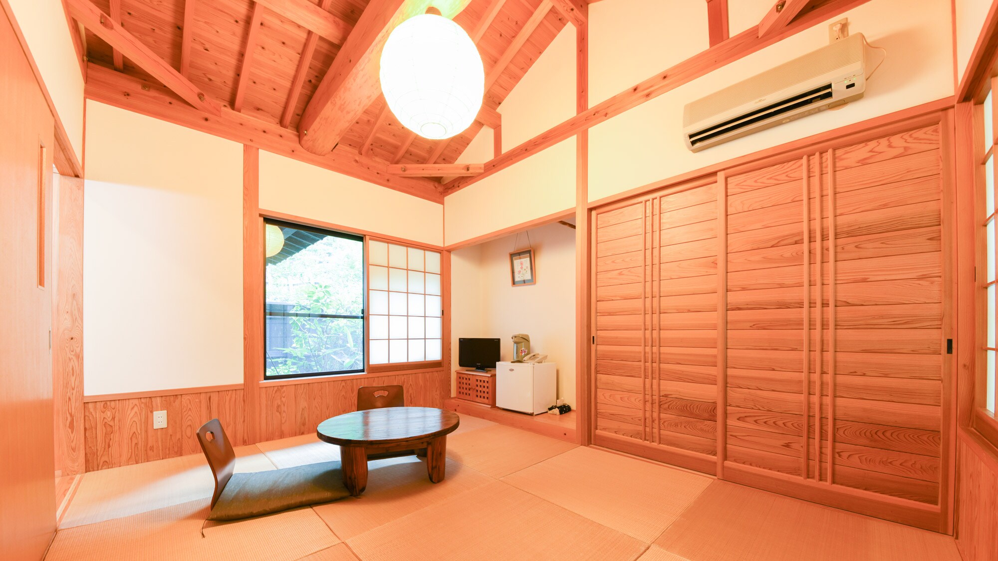 [Separate house] A detached house surrounded by greenery. Time flows quietly and slowly.