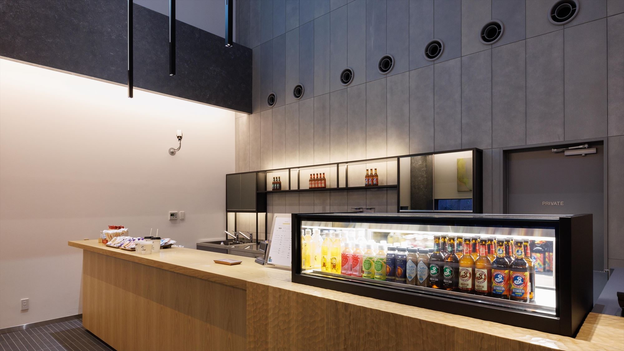 [Cafe & Bar] Snacks and drinks are sold at the cafe & bar next to the reception.