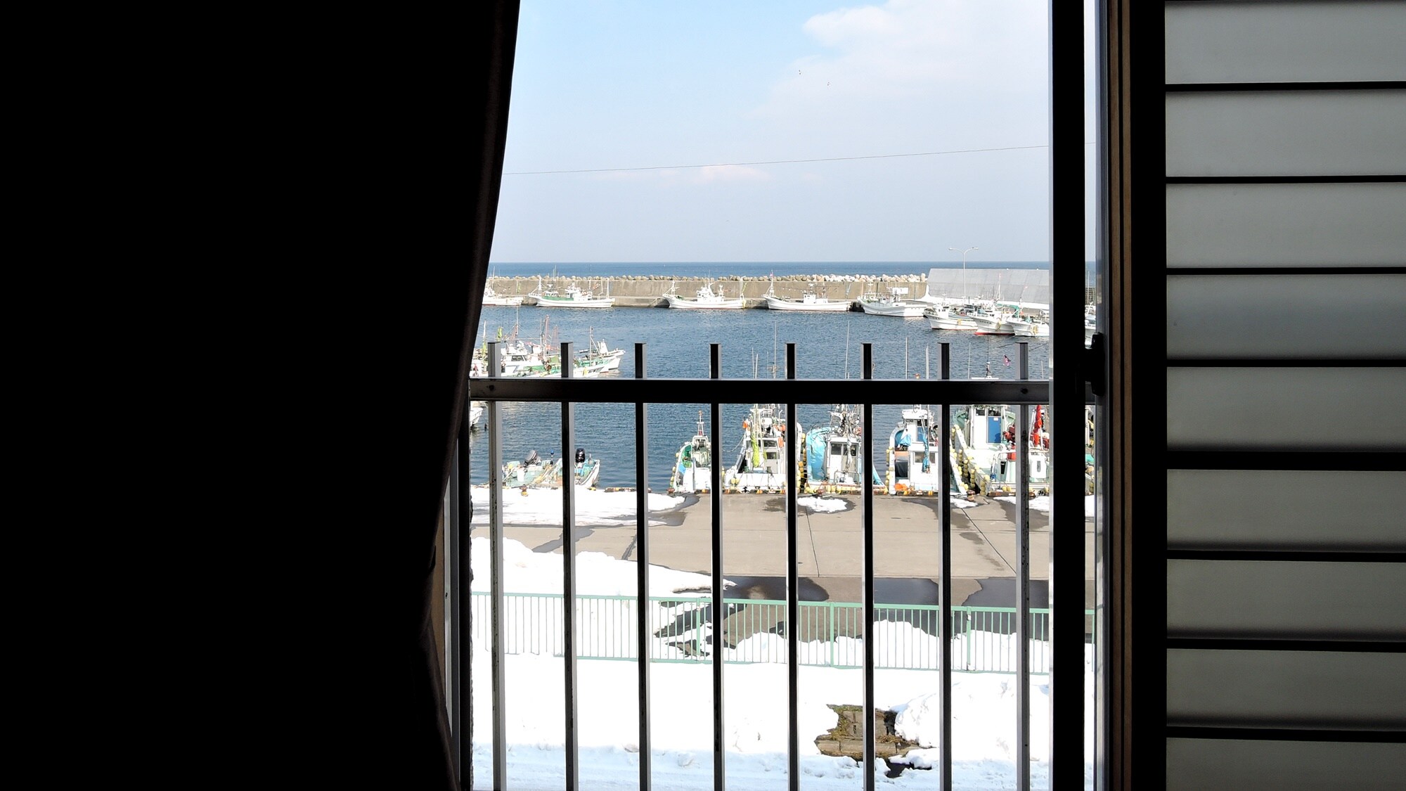 *Pemandangan dari kamar tamu: Anda dapat melihat pelabuhan nelayan Shikabe dan Samudra Pasifik di kejauhan.