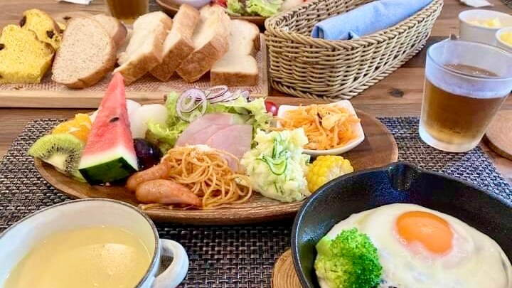 We offer delicious bread, fresh vegetable salads, seasonal fruits, and more.