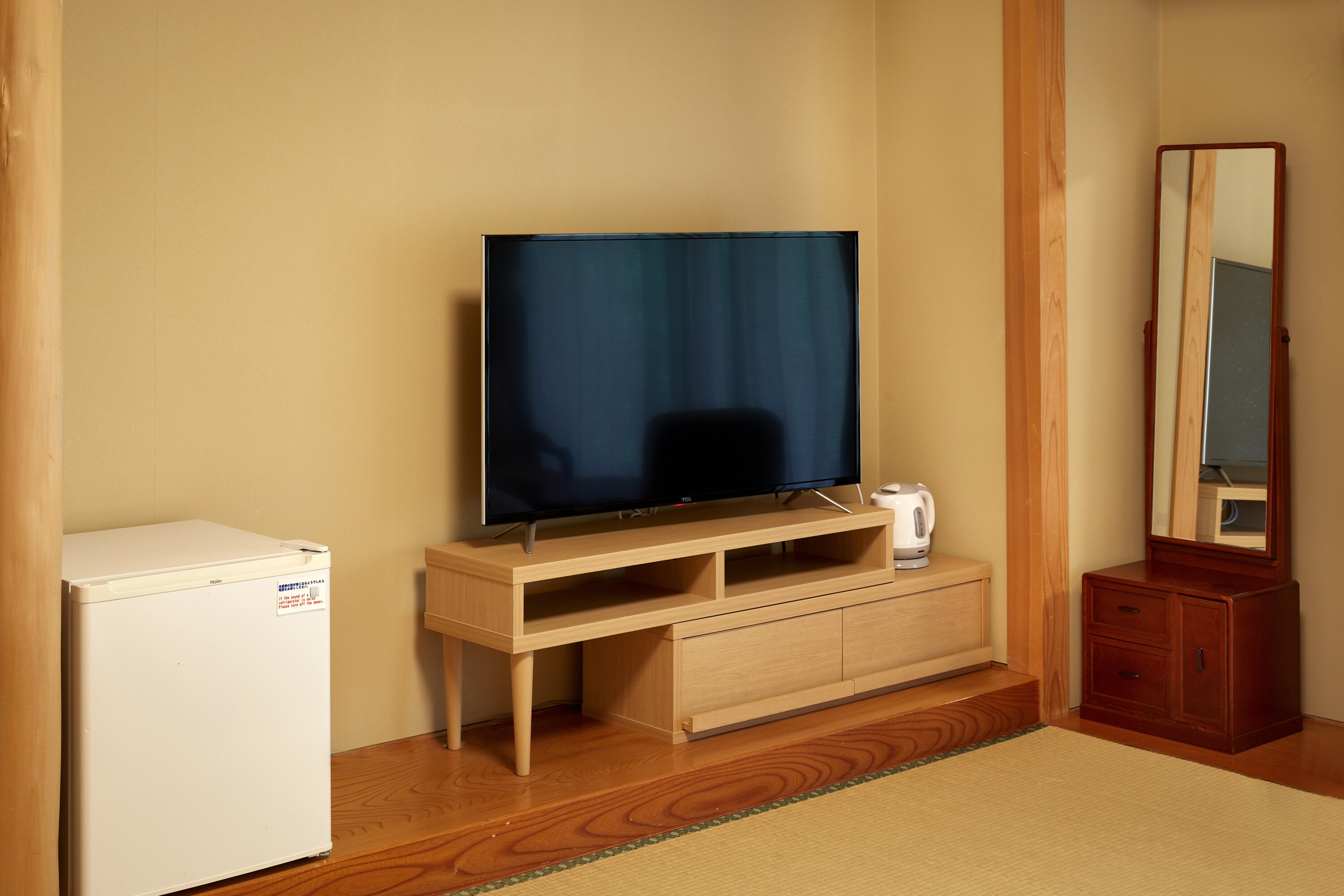Japanese-Western style room, 10 tatami mats, 1-3 people