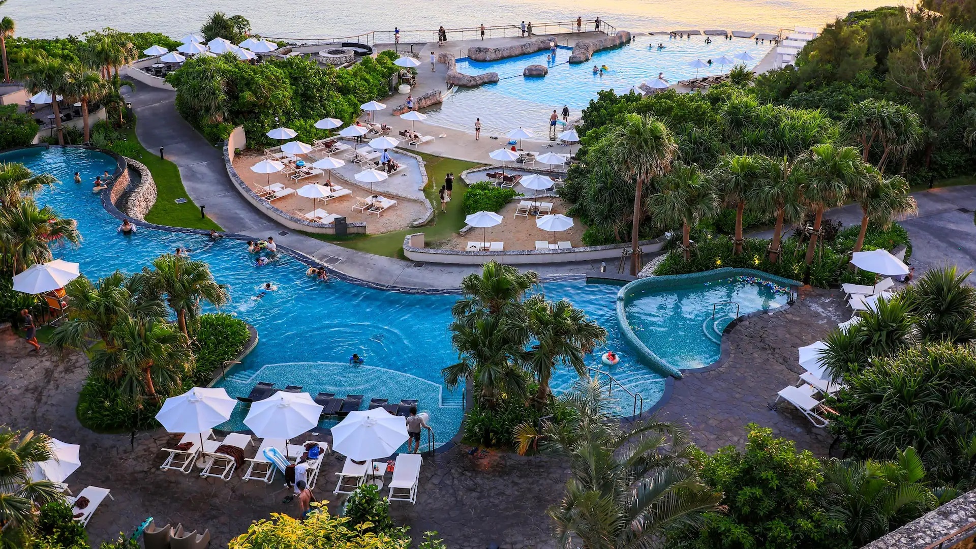[Lagoon, Gusuku Pool] You can enjoy the infinity view that seems to blend into the ocean.
