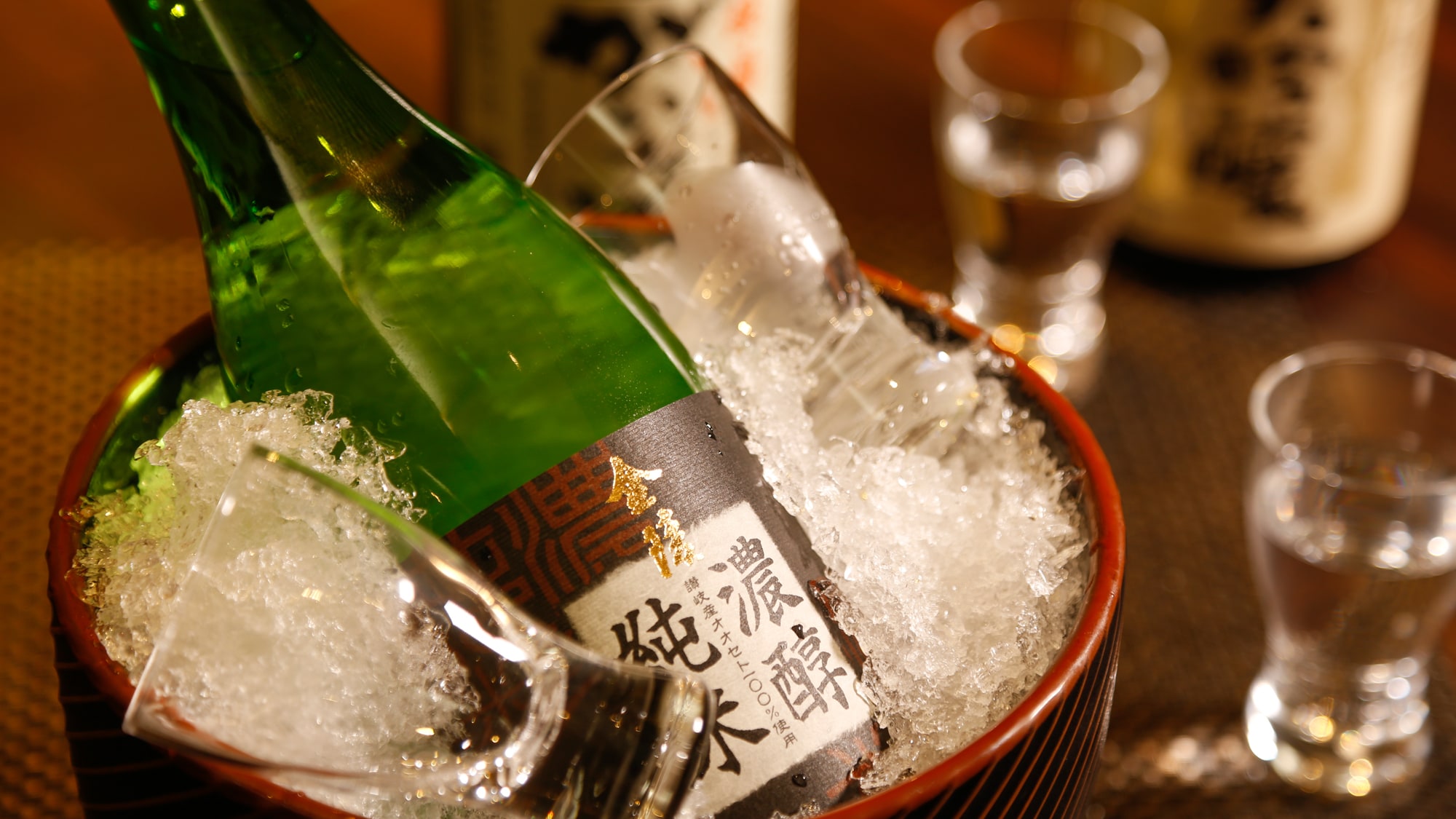 请享用当地的日本酒、当地的啤酒以及与您的餐点相配的各种葡萄酒。
