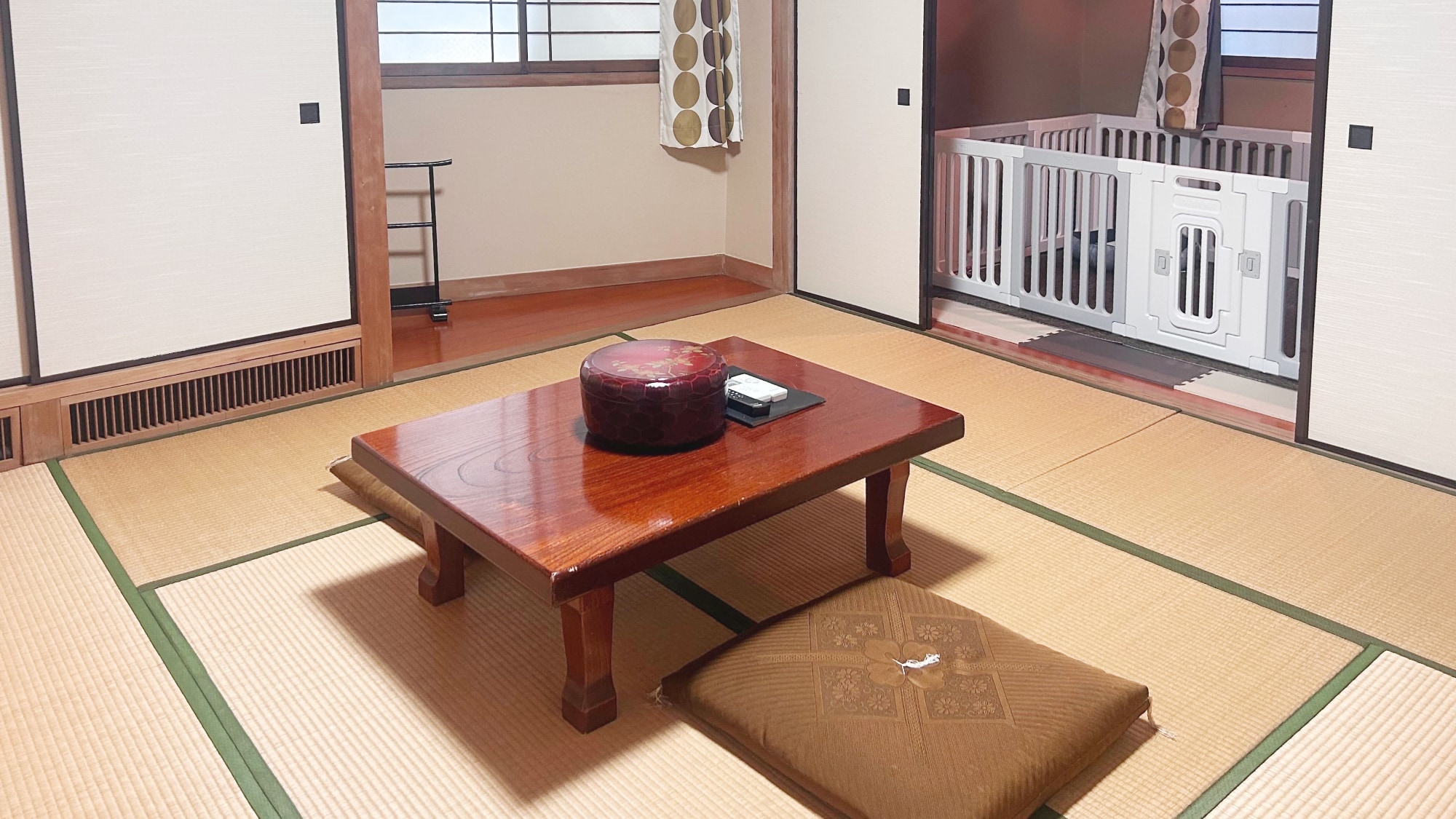 ■All rooms are non-smoking■A relaxing 10-tatami Japanese-style room by the lake where you can spend time with your beloved dog