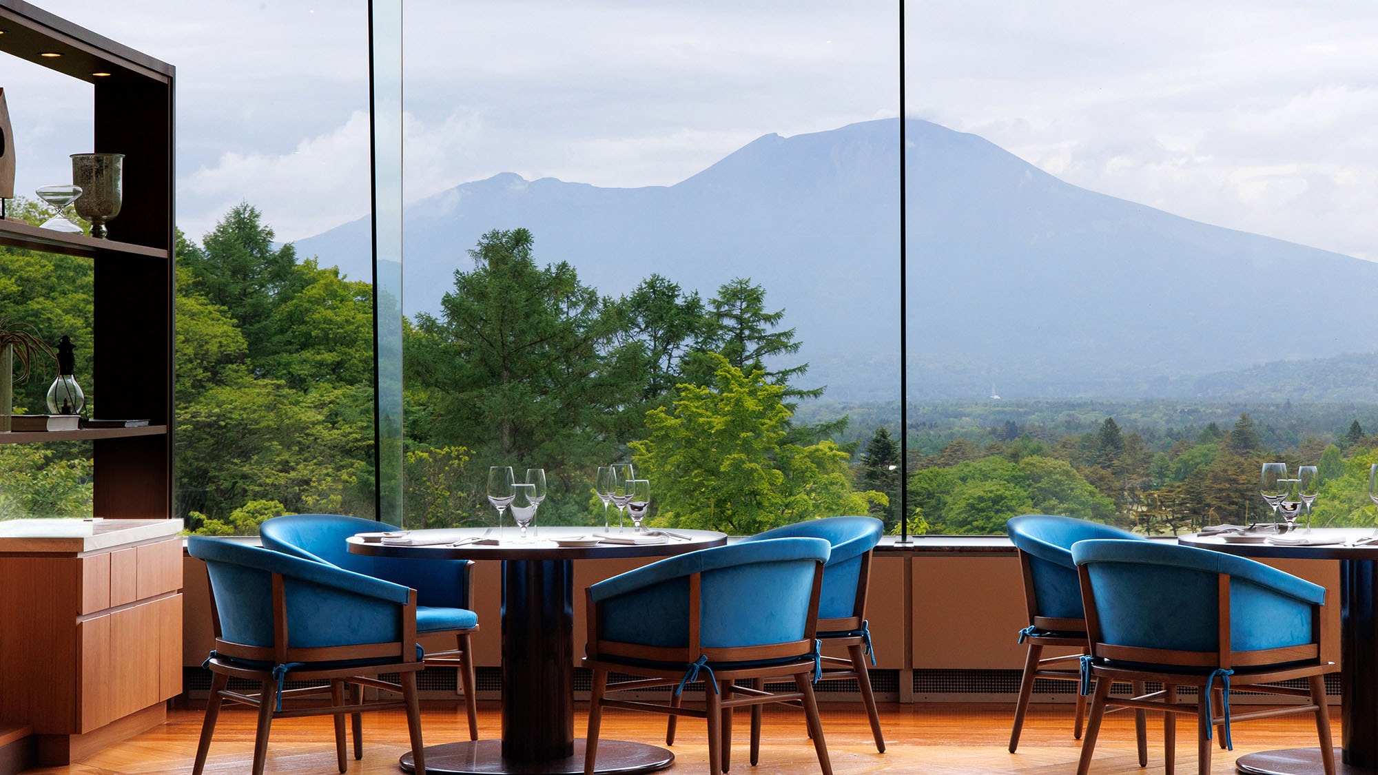 Dining Bloom (Summer)