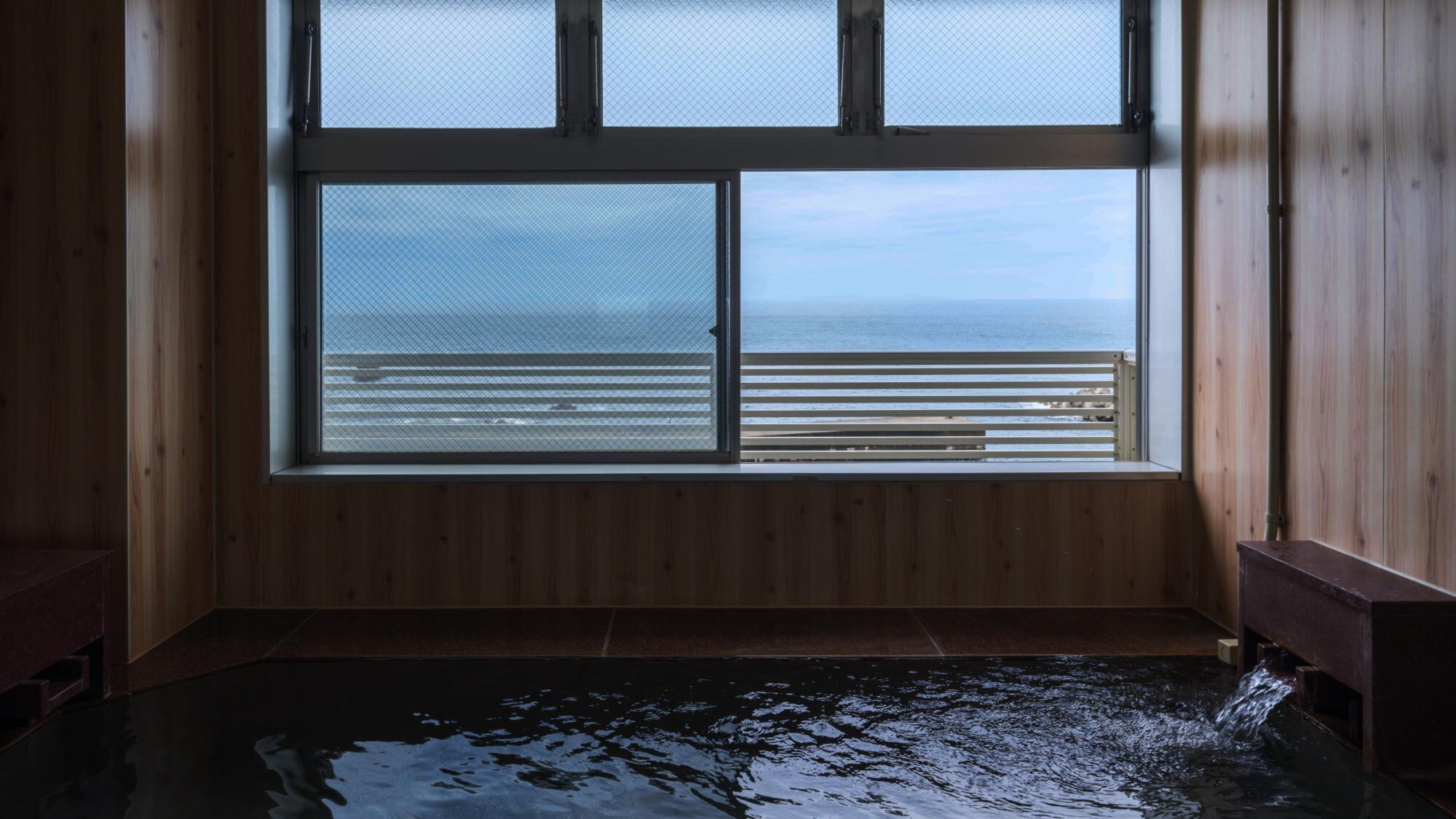 [Natural Hot Springs] Enjoy natural hot springs while admiring the ever-changing scenery throughout the day.