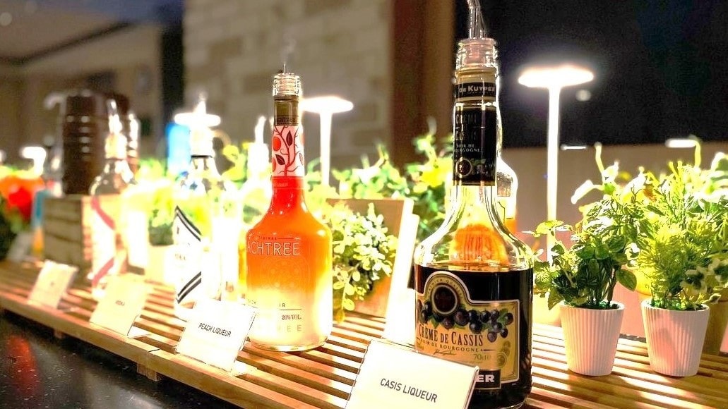 Quầy bar chào đón miễn phí, nơi bạn có thể thư giãn và thưởng thức rượu vang, rượu shochu, cà phê, v.v. tại phòng chờ.