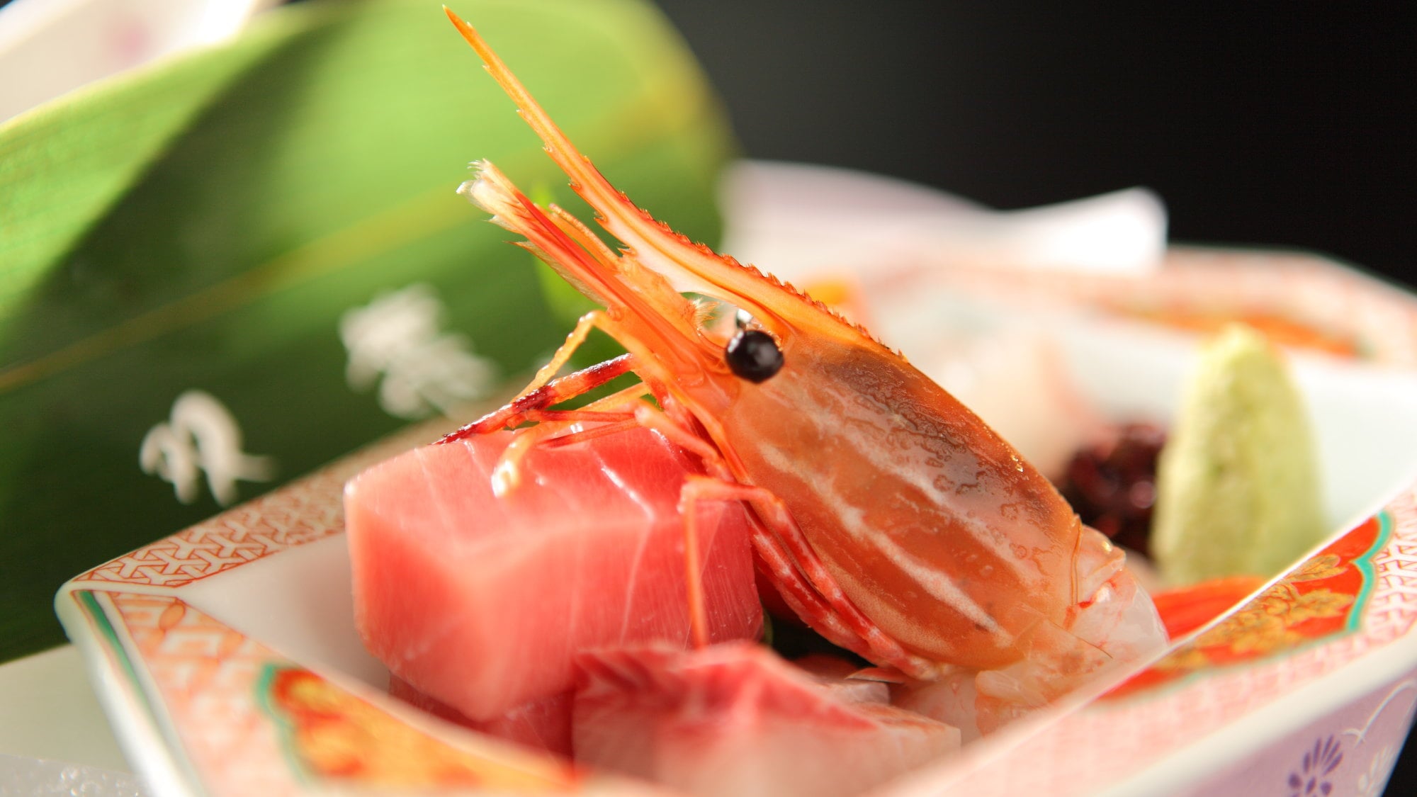A special kaiseki meal using carefully selected high-quality ingredients in a small amount of delicious "Ya Plan" This is a seasonal sashimi such as fatty tuna and botan shrimp.