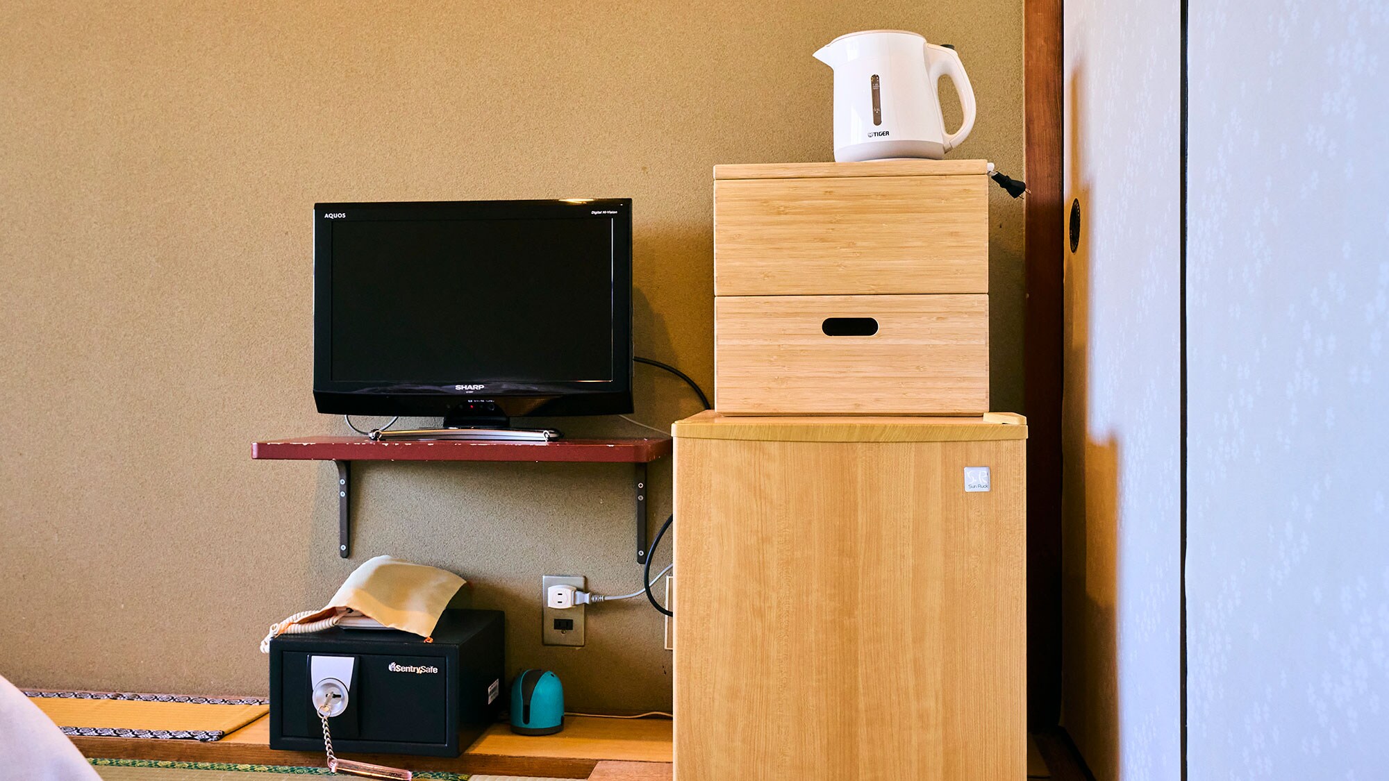 ・[Japanese-Western style room] TV, safe, refrigerator, etc. are provided in the room.