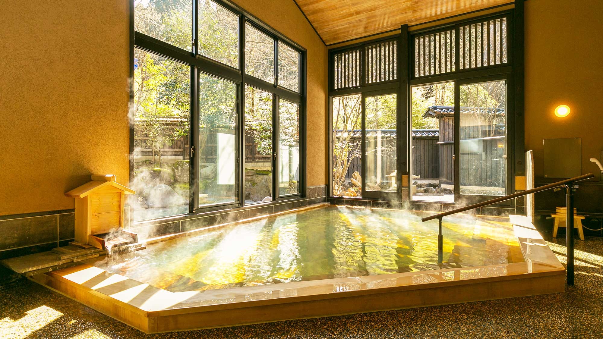 【宾客专用浴室楼/室内桧木浴池】这是带有露天屏风岩浴池的室内浴池。还有桑拿和冷水浴。