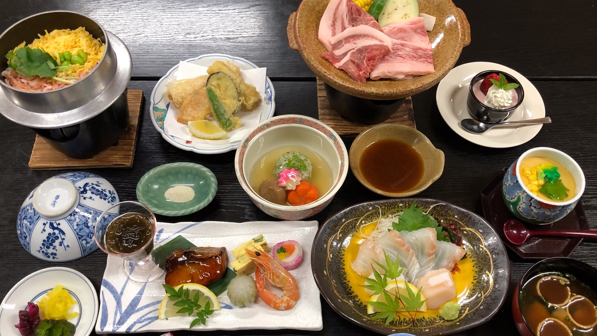【標準懷石料理範例】 我們提供包含豐富海鮮和山珍海味的日式懷石料理。