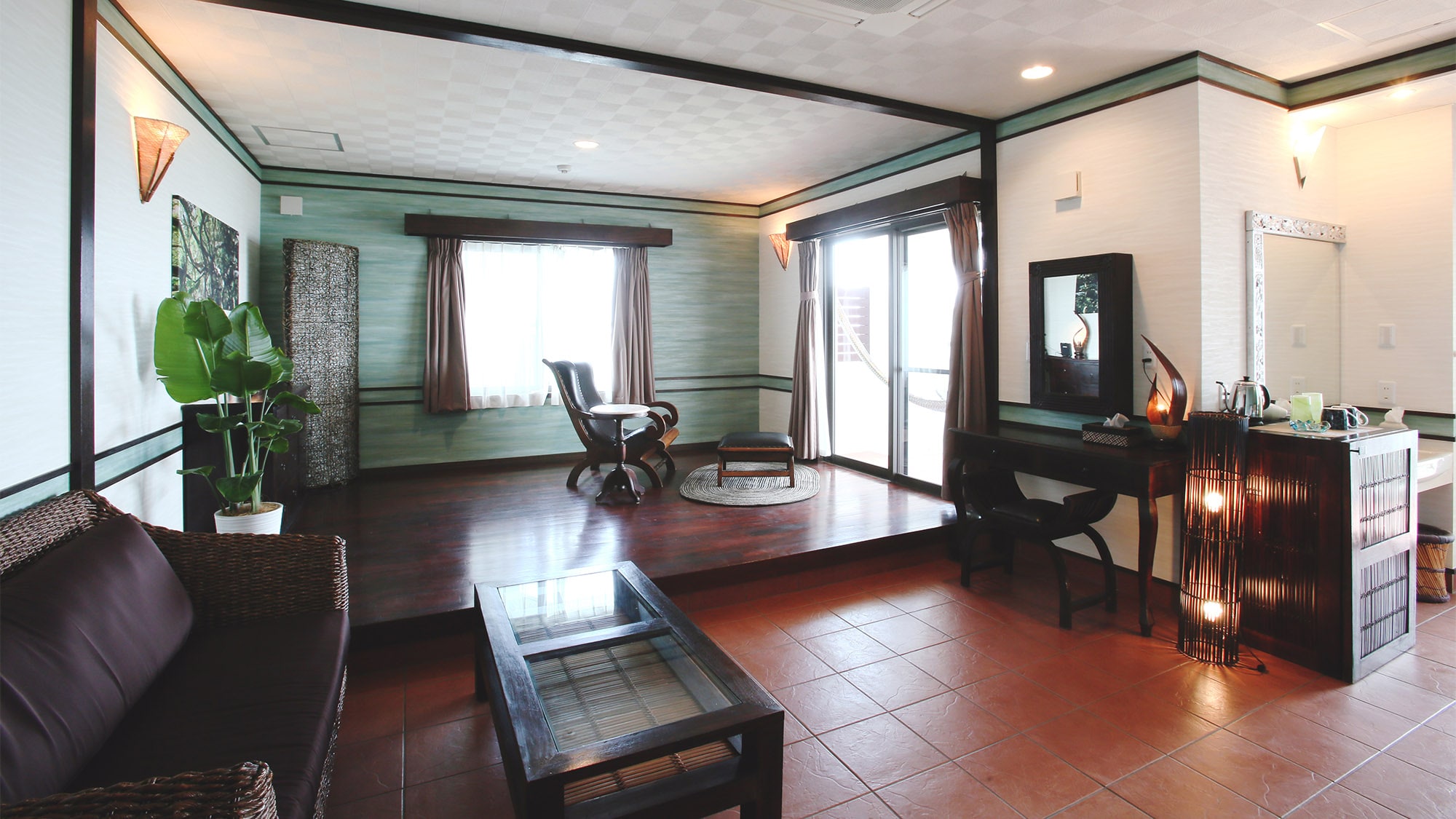 ・Deluxe Twin Room Fukugi: Relax and sway in the hammock on the balcony.