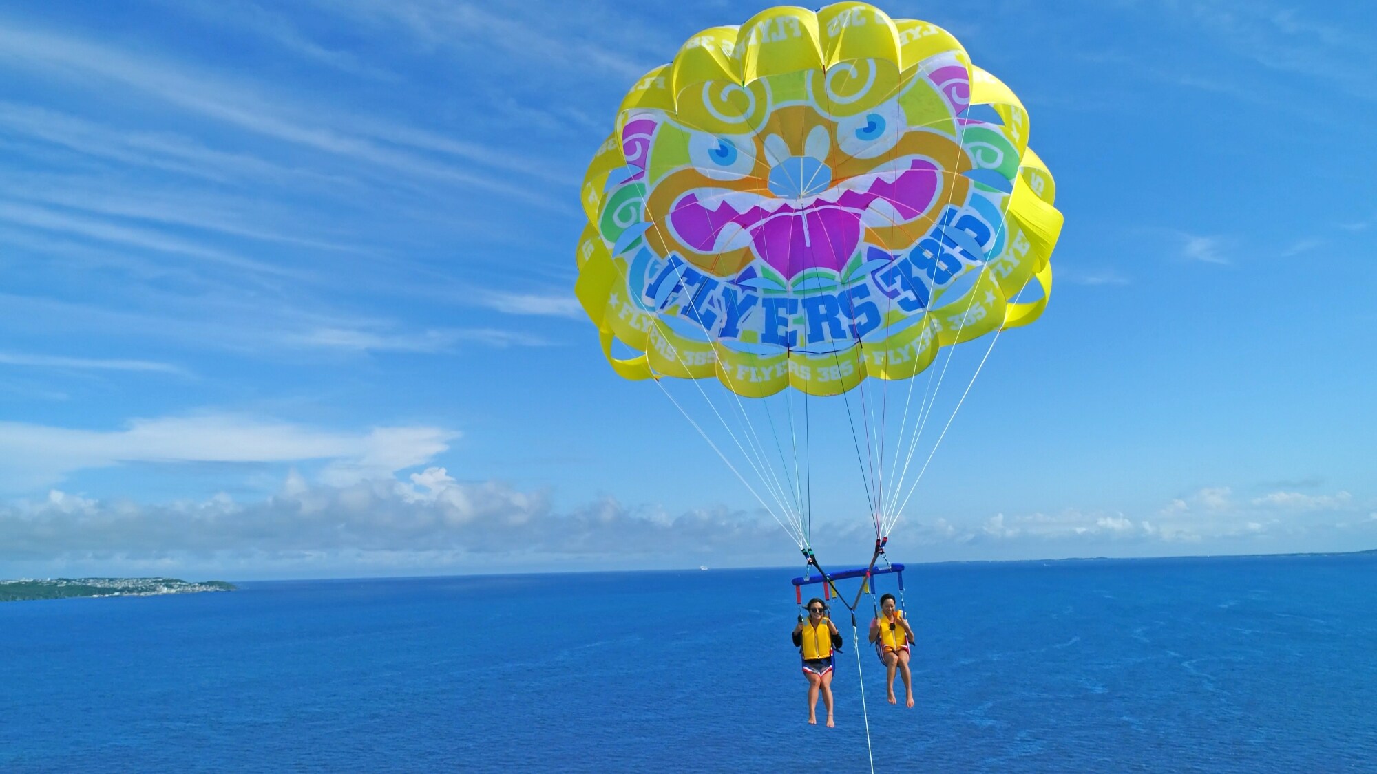 [Parasailing] Enjoy the world's most beautiful ocean from the sky. Create the best memories.