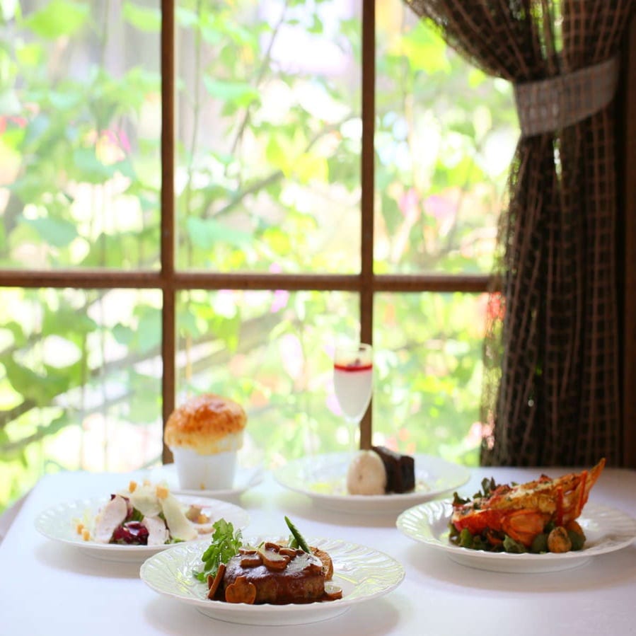 Enjoy the seasonally changing scenery by the window...