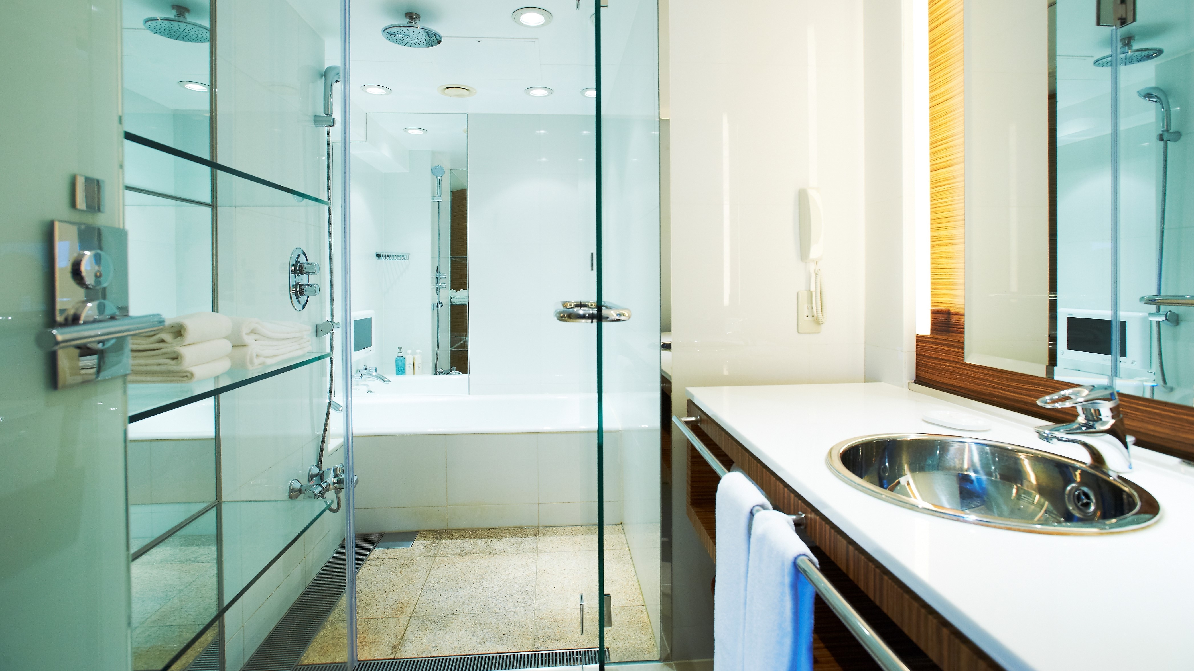 Main building 20th-21st floor Harbor View Deluxe bathroom example