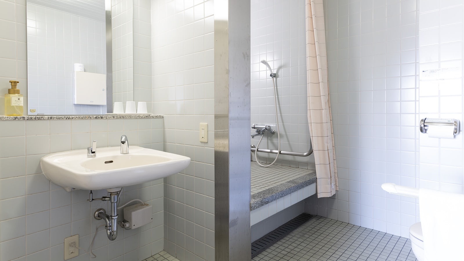 *[Main building barrier-free] Wheelchairs can move around the rooms easily.