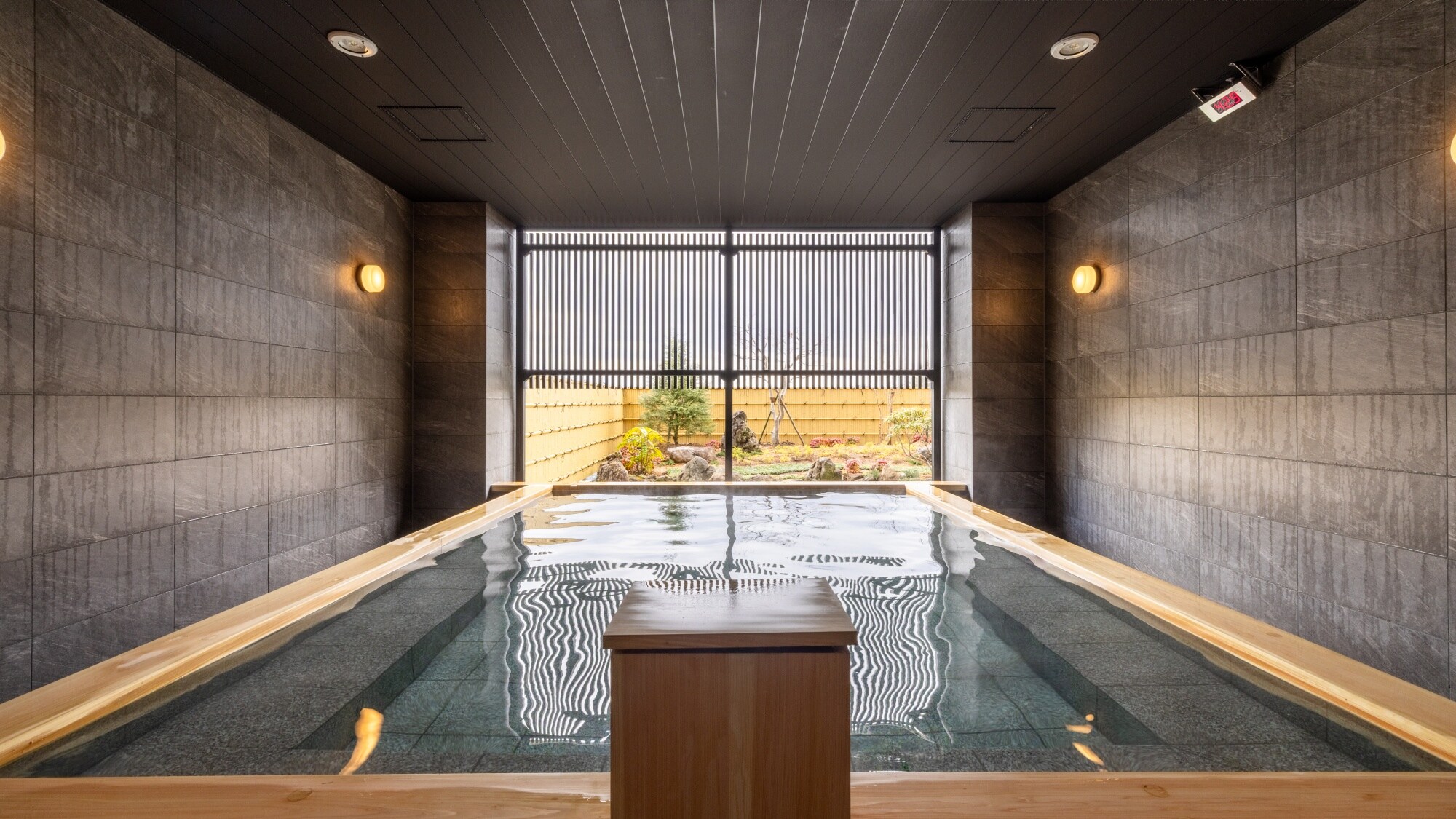 [Large hot spring bath] From the large window you can see the beautiful garden, which changes its appearance with the seasons.