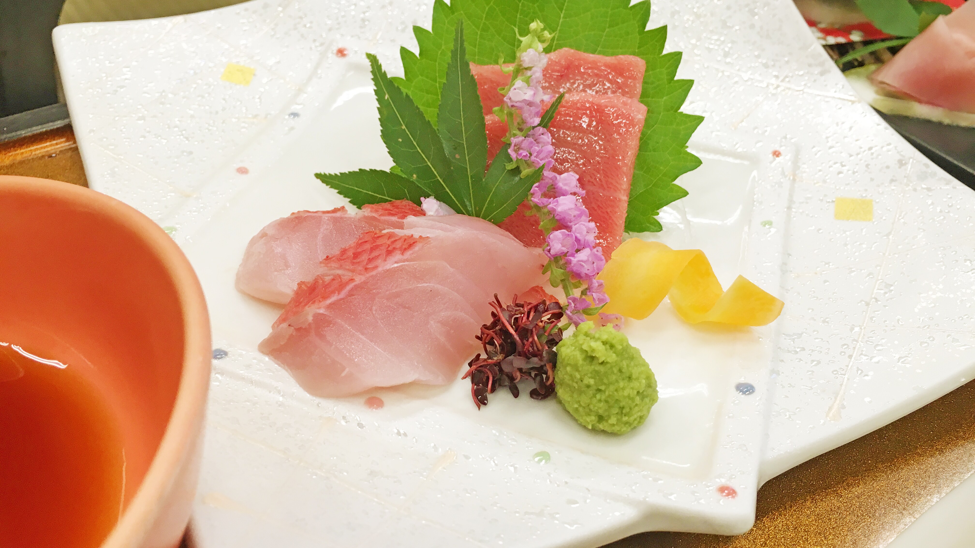 Meskipun ini adalah gunung, kami menawarkan sashimi yang dipilih dengan cermat oleh koki.