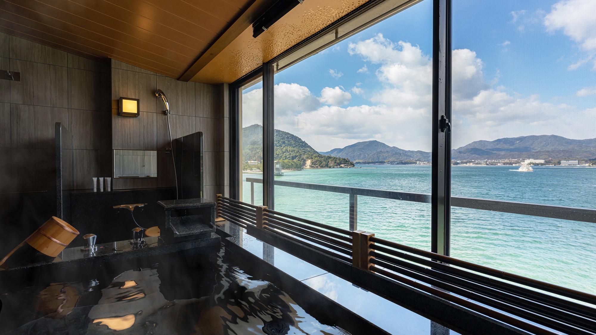 [Opened in 2020] Guest room with semi-open-air bath