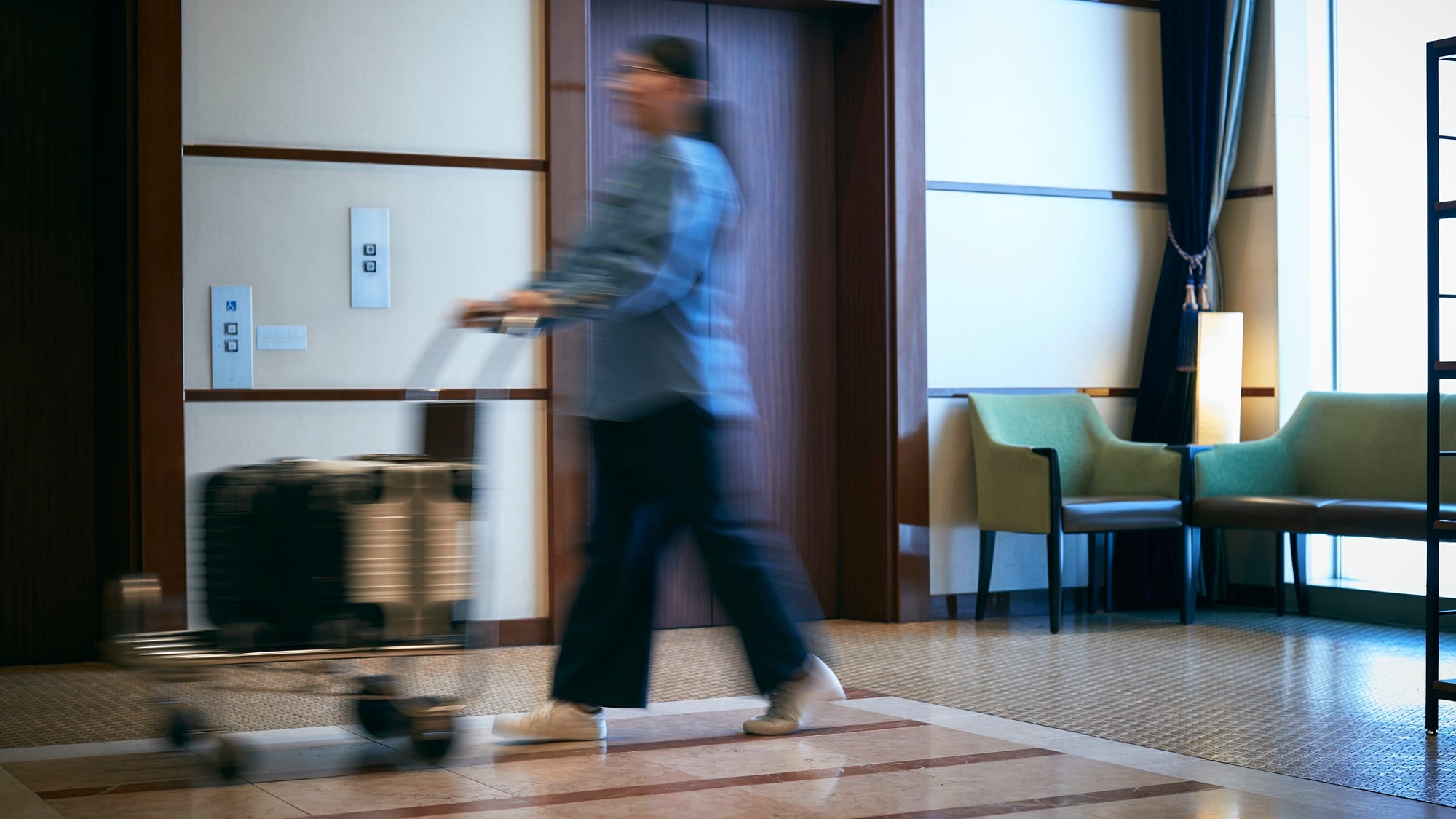 為入住高級樓層的房客提供有限的服務。