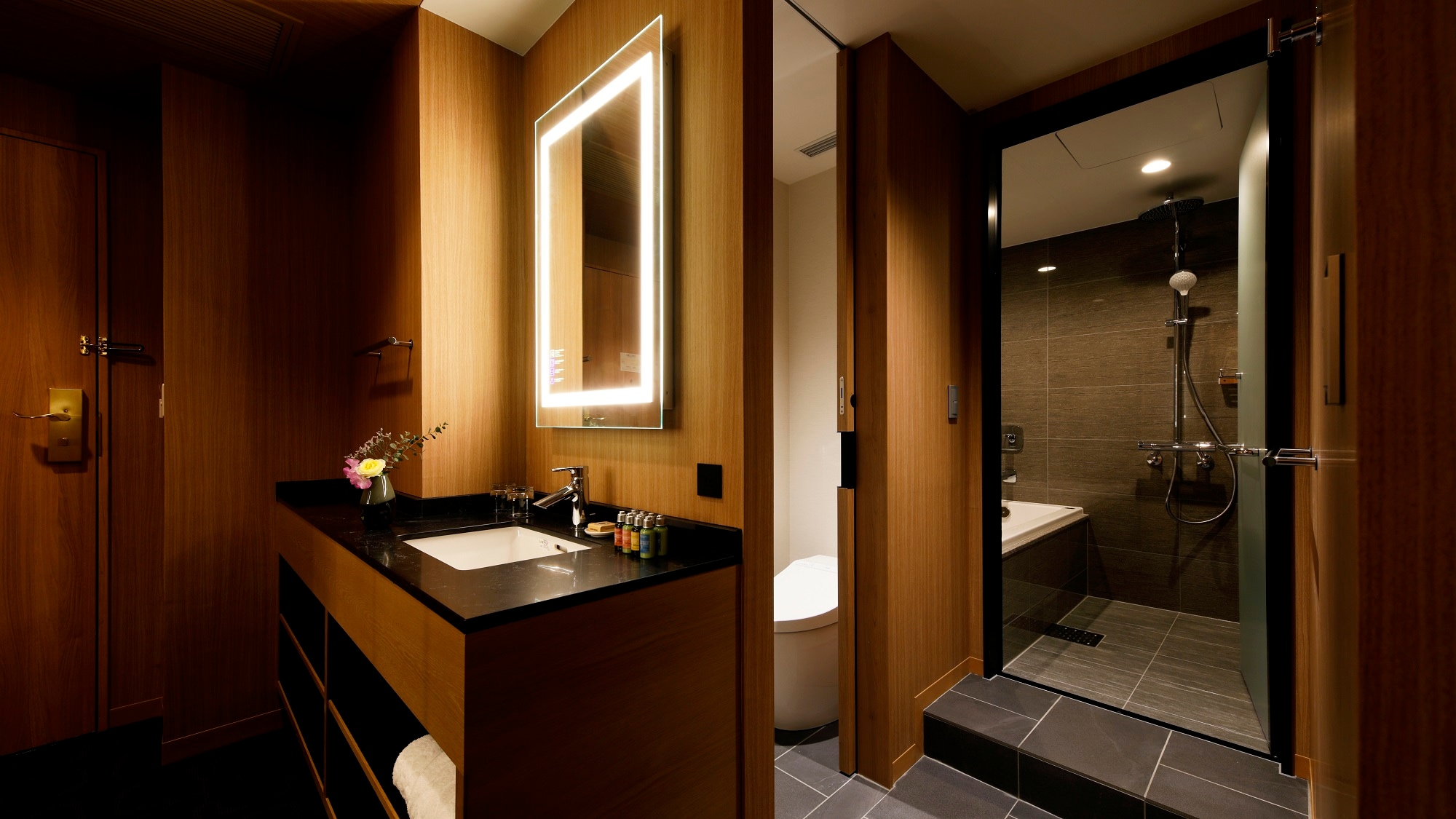 Luxe queen/bathroom example