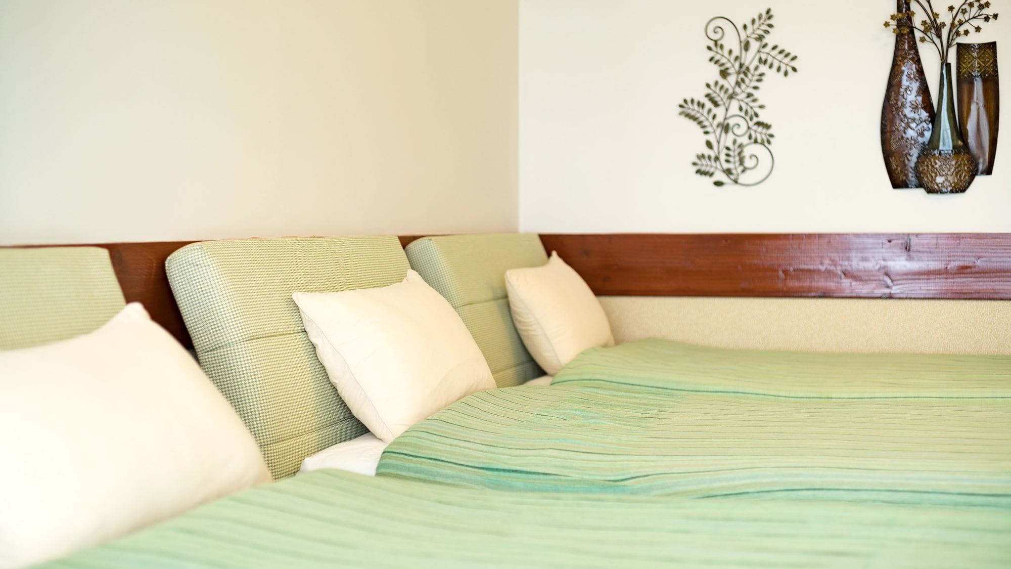 *[Room/Naples] A spacious room even with three beds.